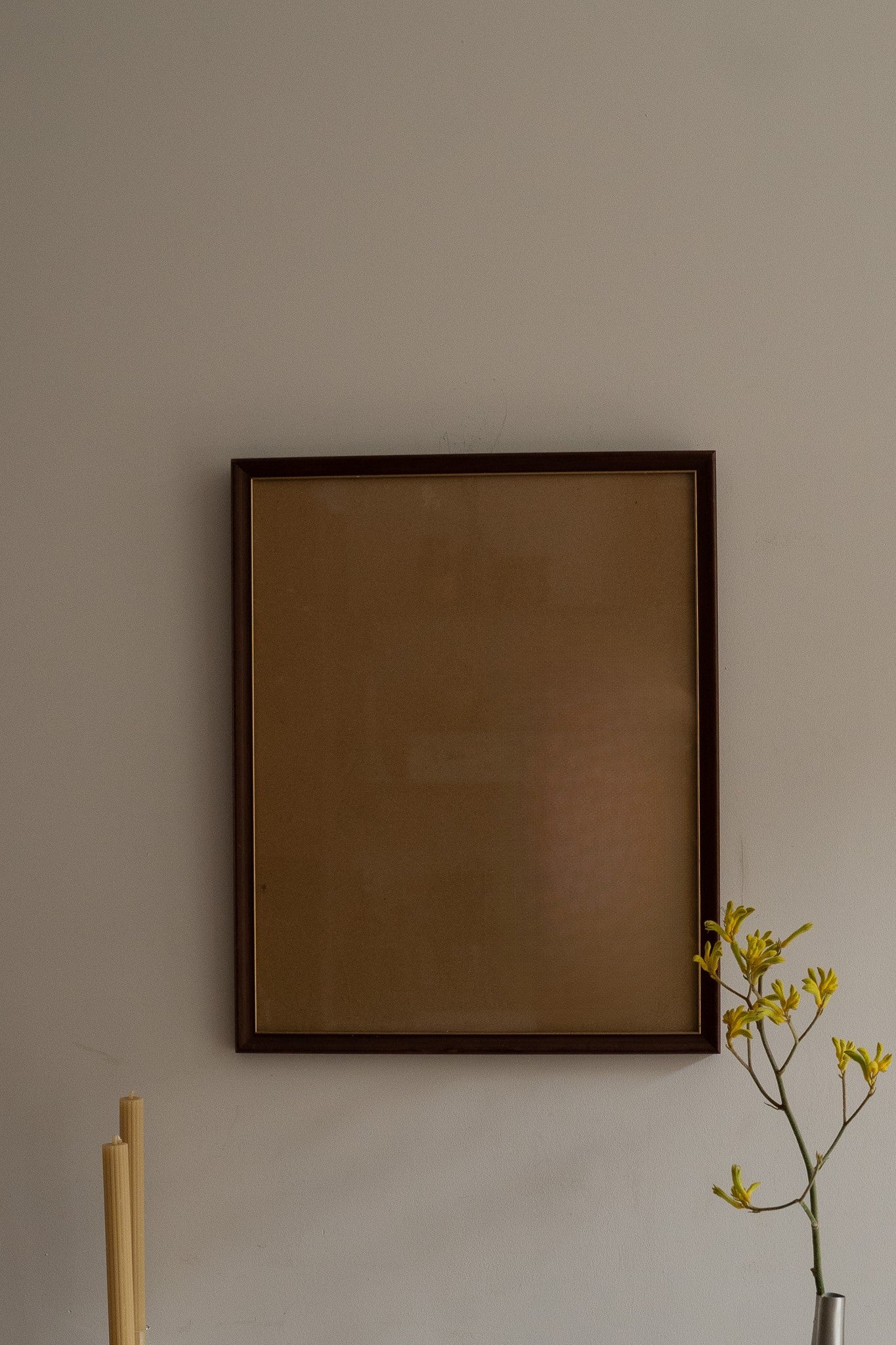 Grote houten lijst met gouden rand