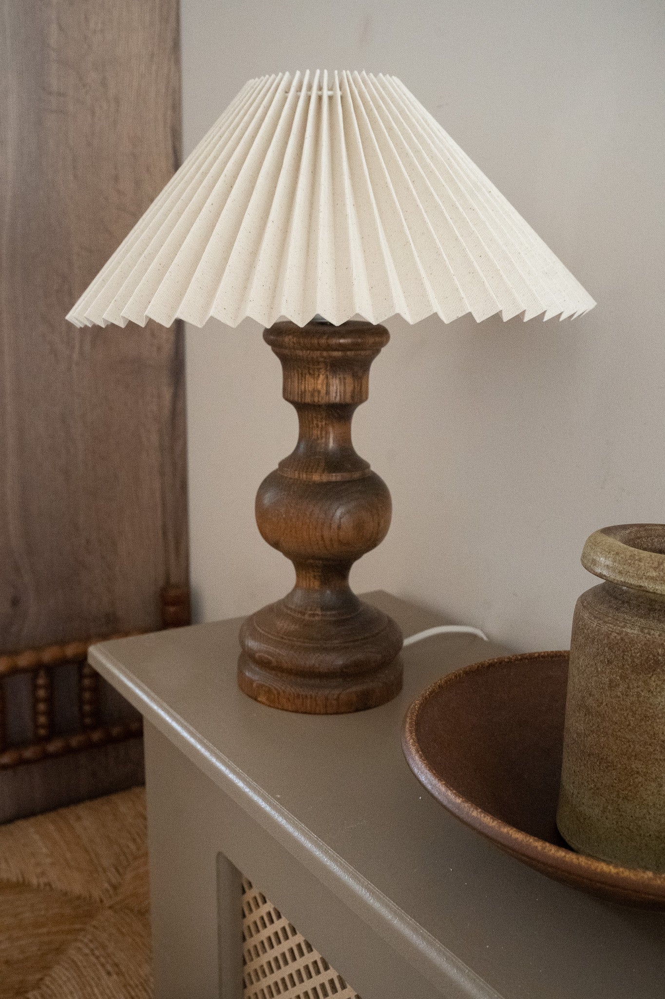 Houten lamp met plisse kap