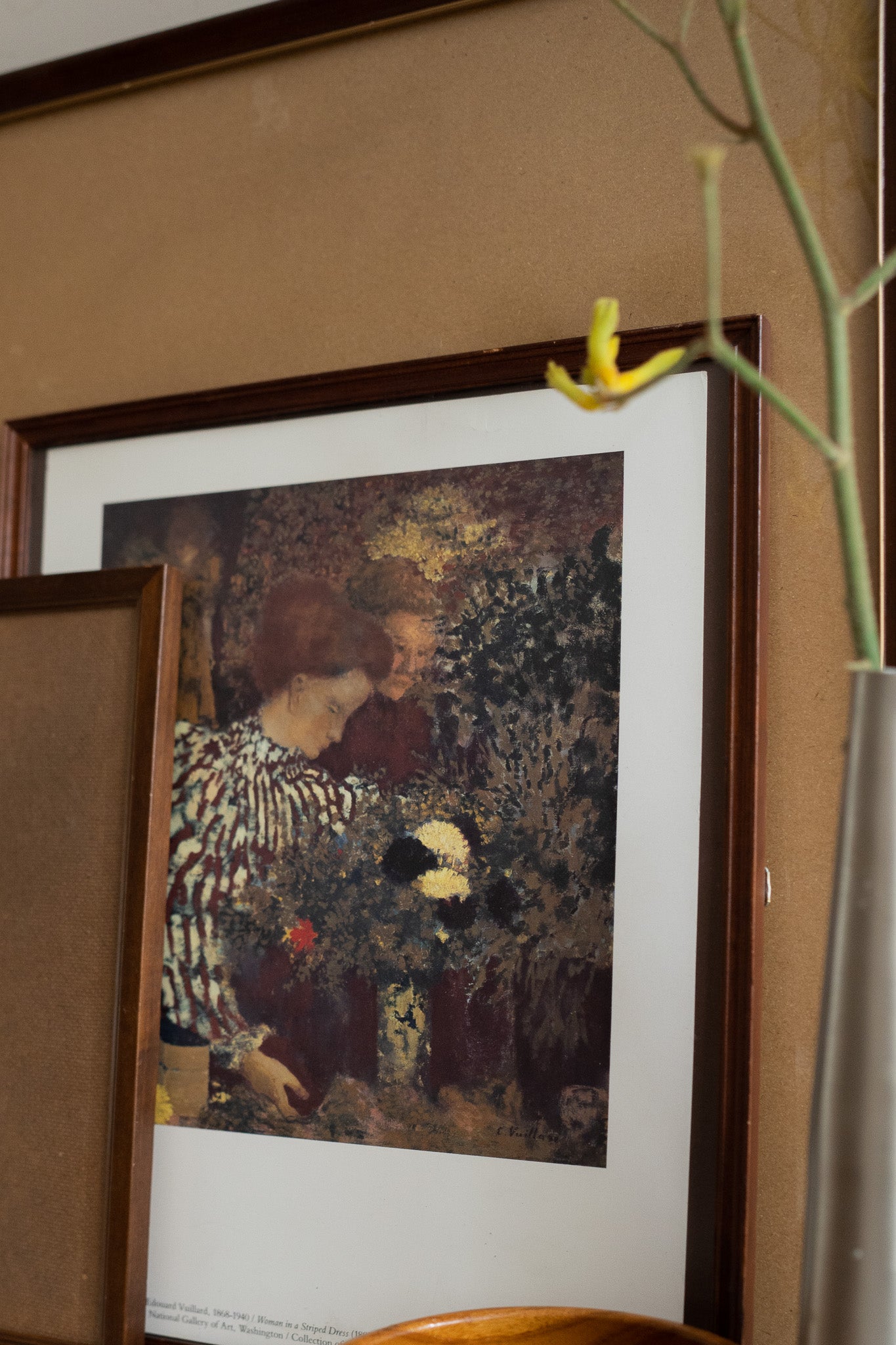 Houten lijst met print Women in a striped dress