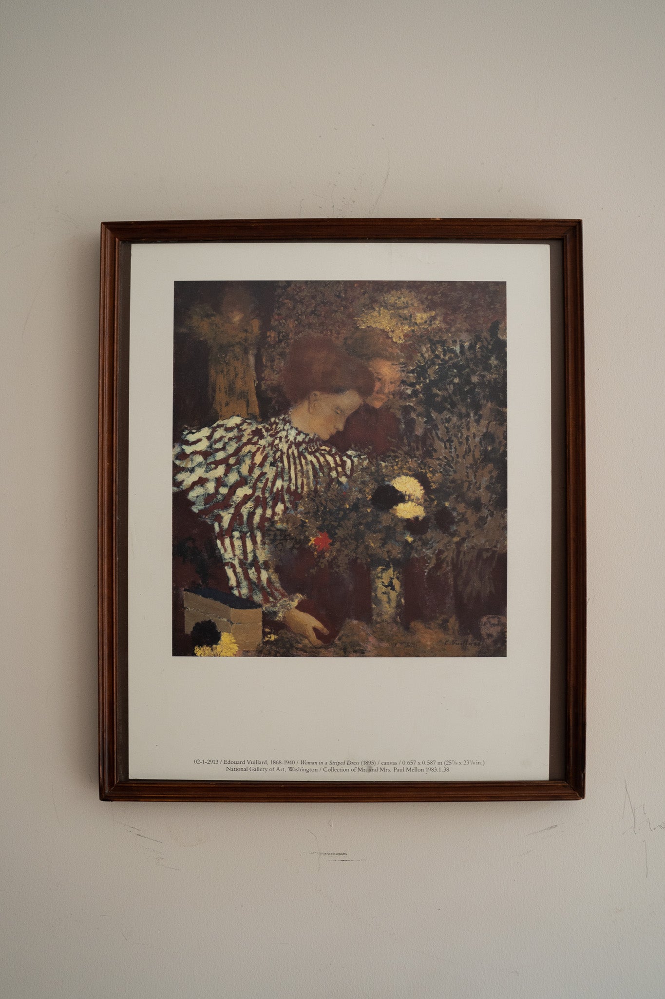 Houten lijst met print Women in a striped dress