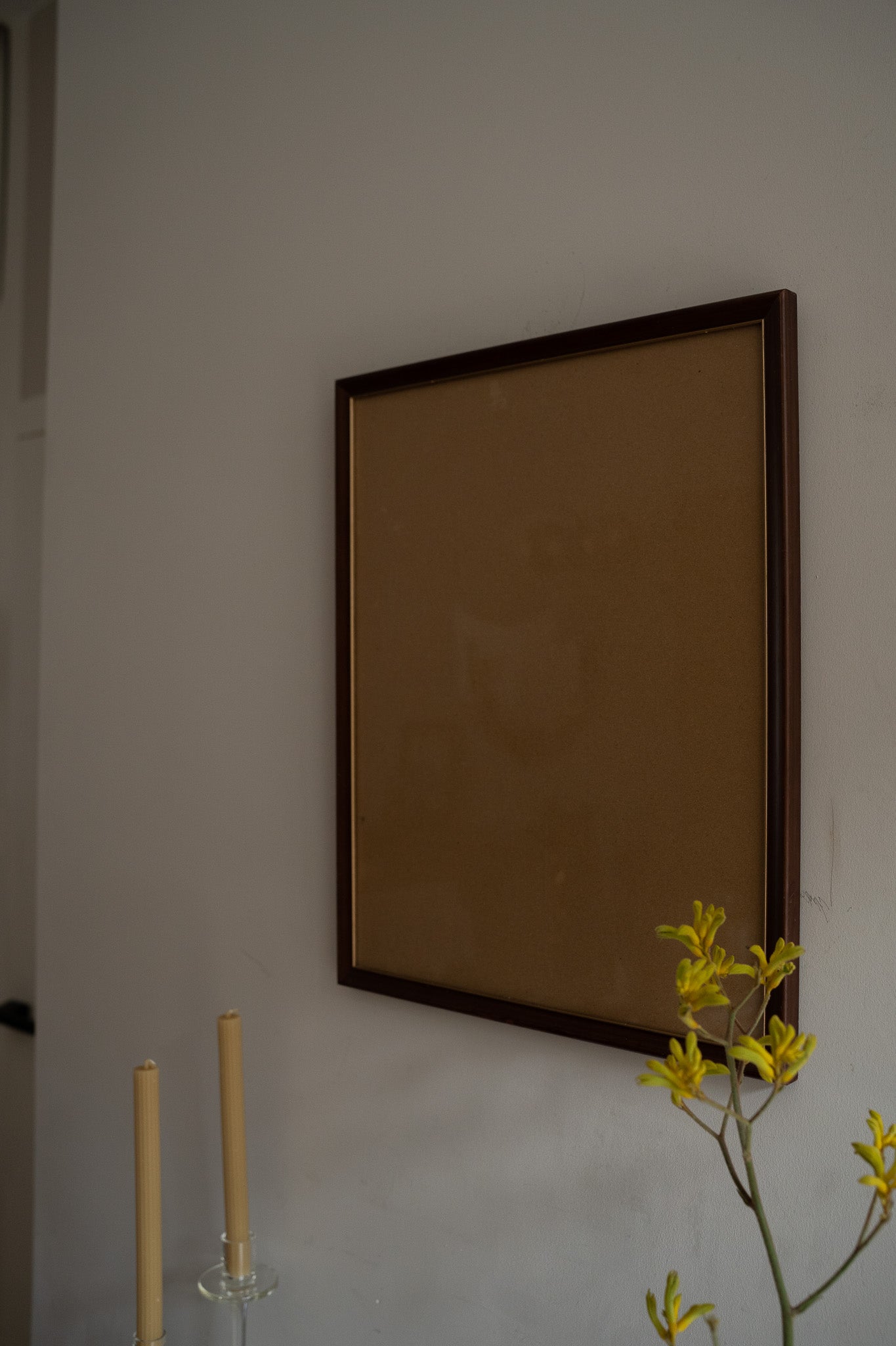 Grote houten lijst met gouden rand
