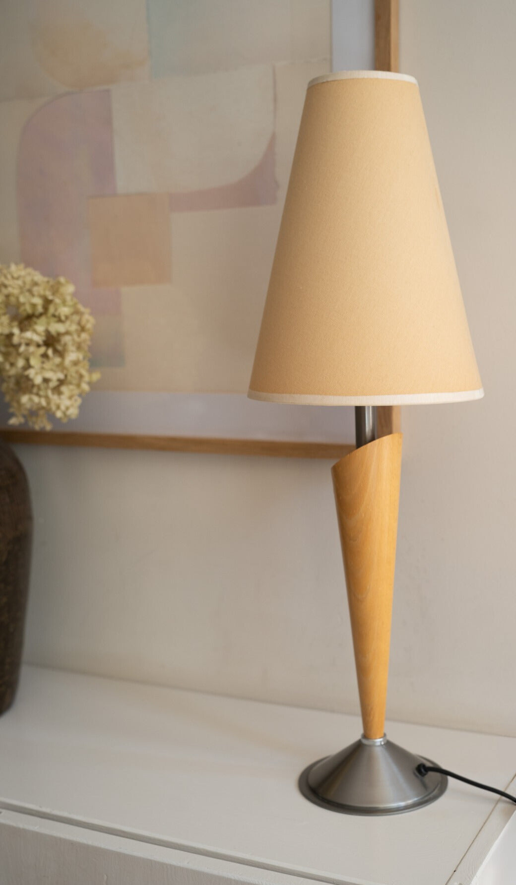 Houten lamp met crèmekleurige kap