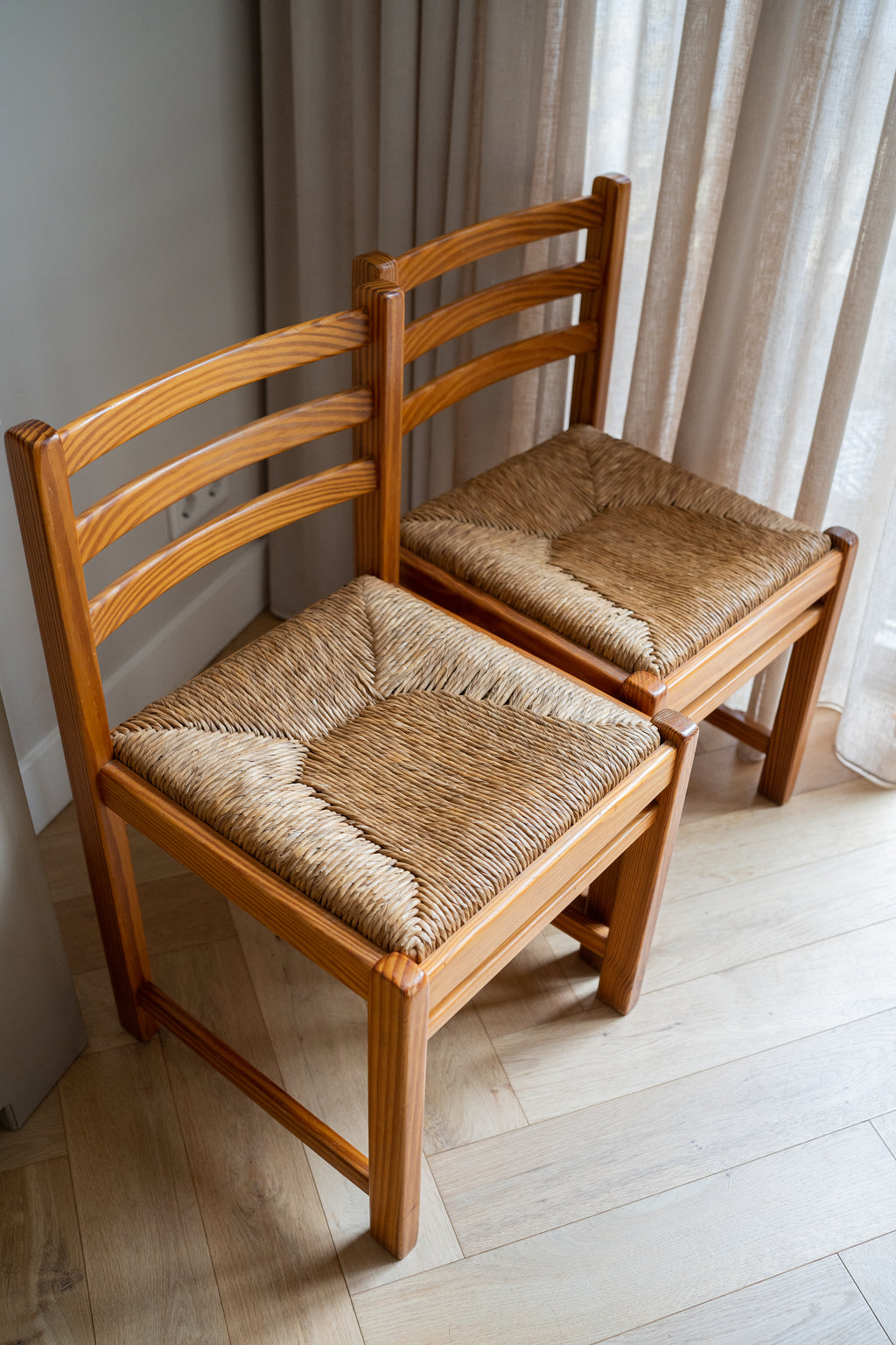 Set van 2 grenen houten stoelen