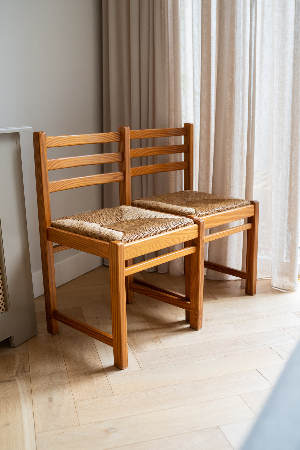 Set van 2 grenen houten stoelen