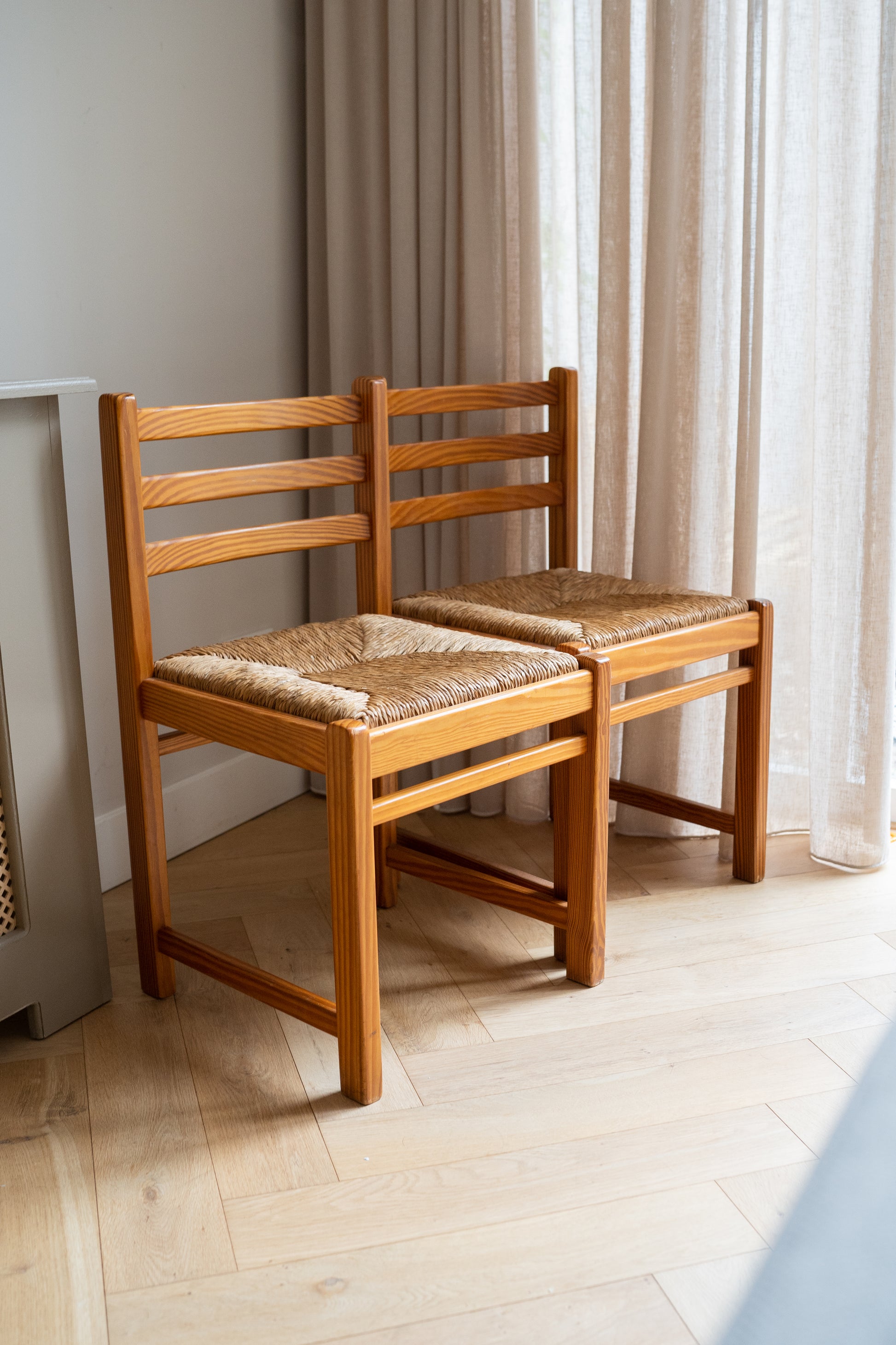 Set van 2 grenen houten stoelen