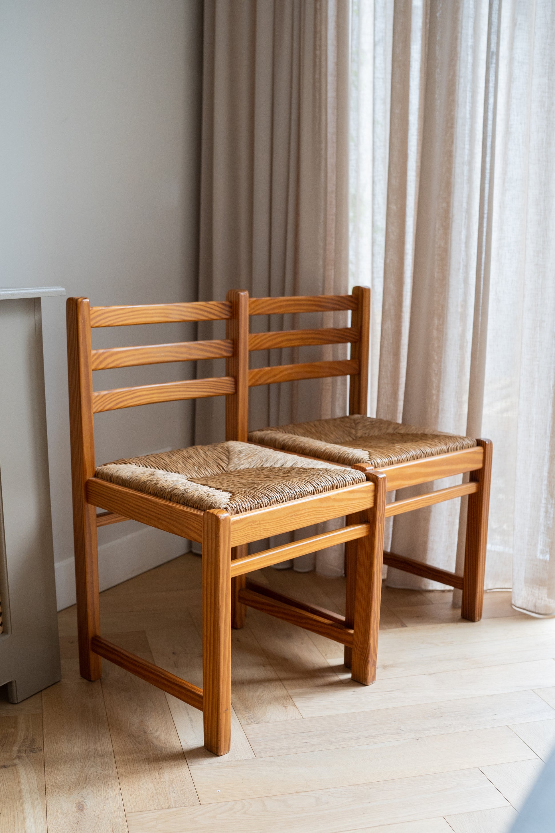 Set van 2 grenen houten stoelen