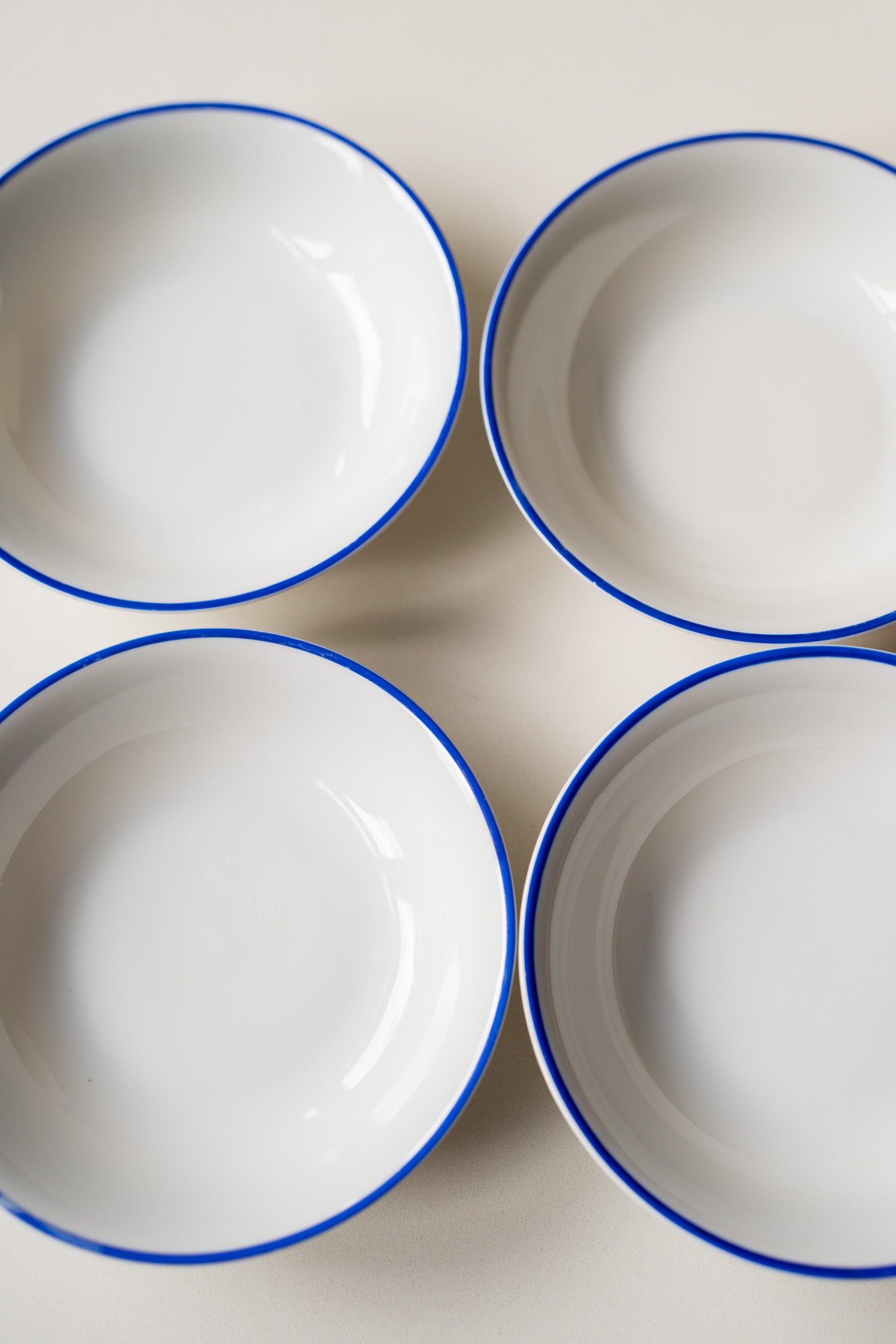 4 schaaltjes met blauwe rand