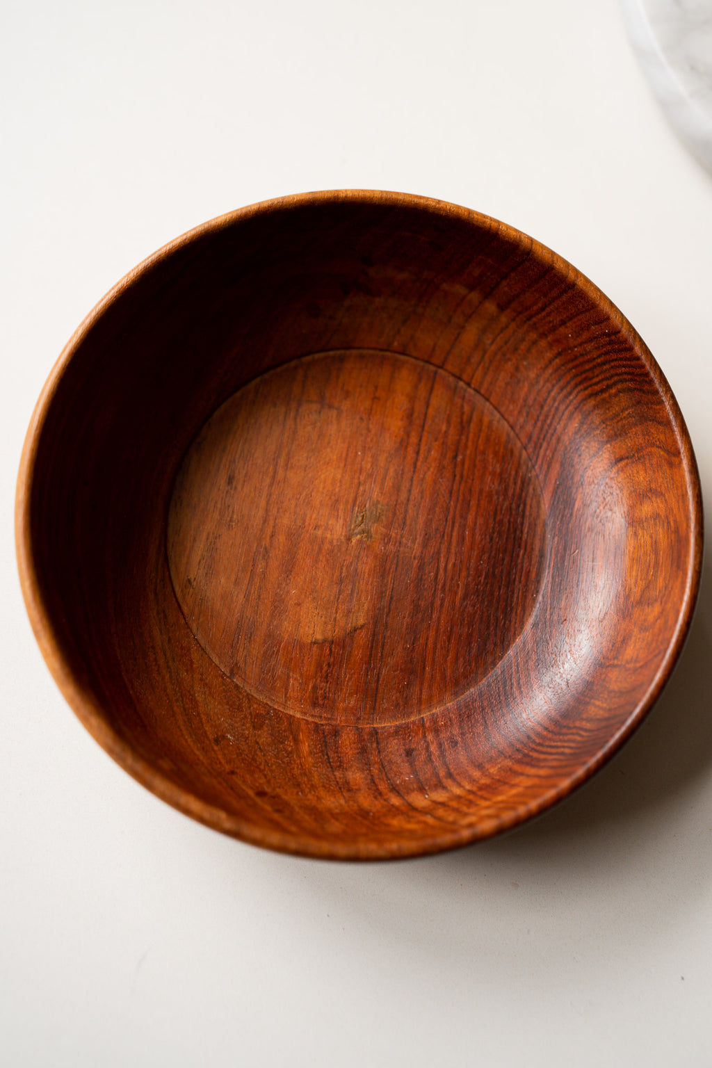 Houten schaal met gebloemde rand