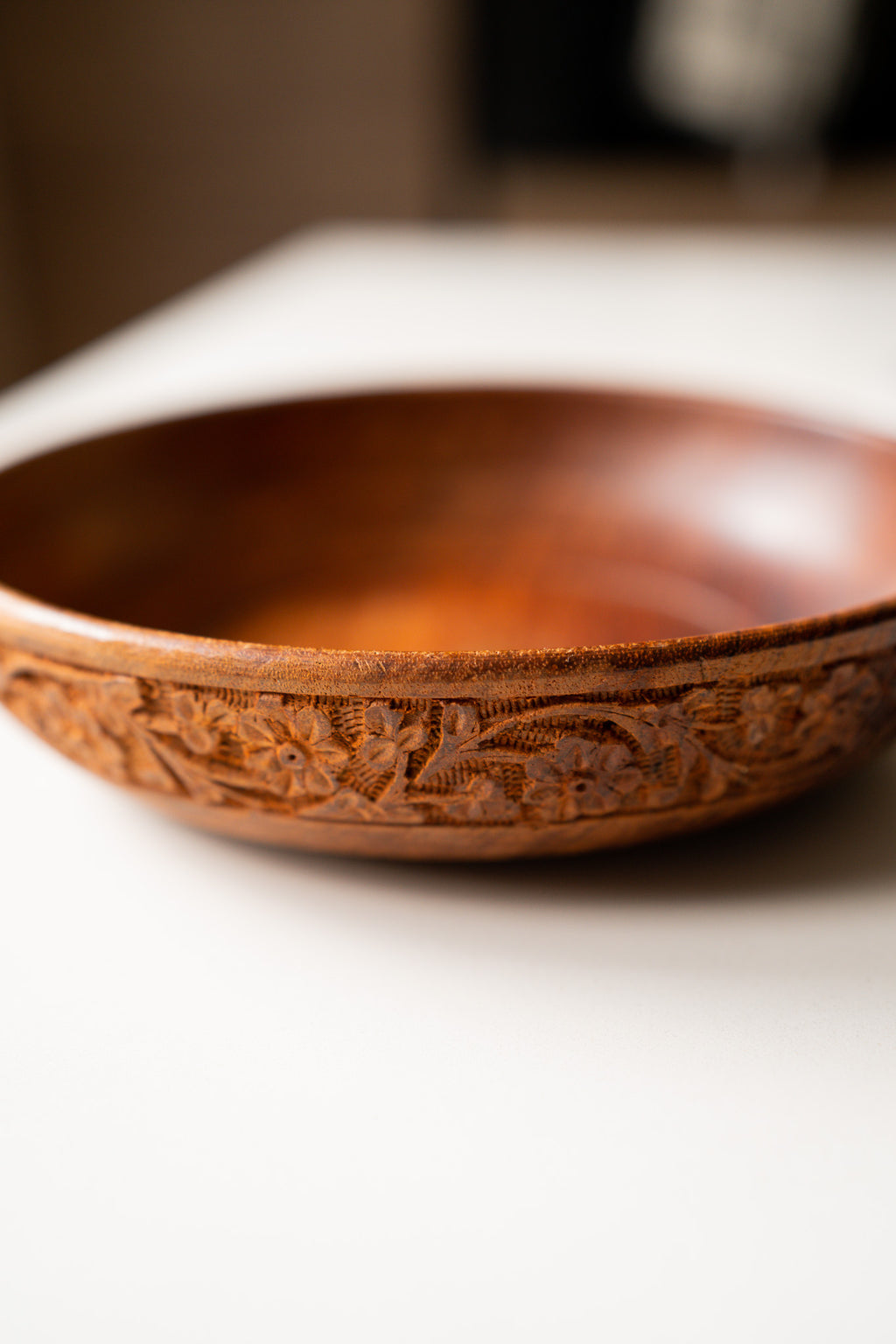 Houten schaal met gebloemde rand