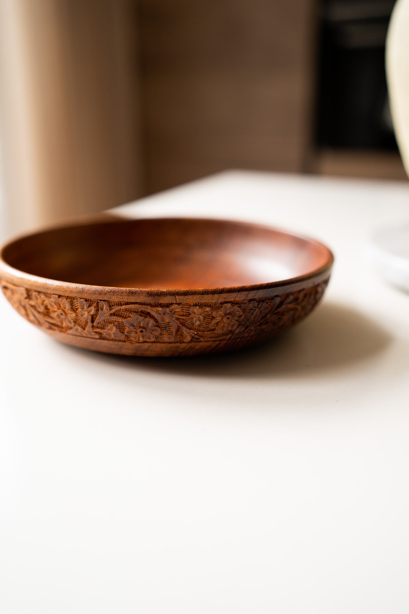 Houten schaal met gebloemde rand