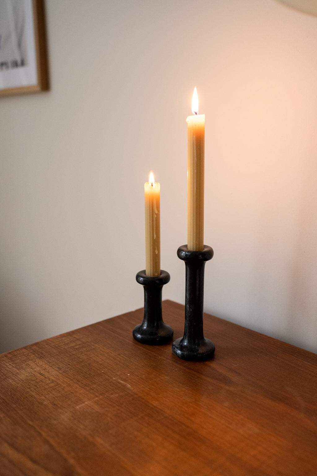 Set van 2 vintage marmeren kandelaars