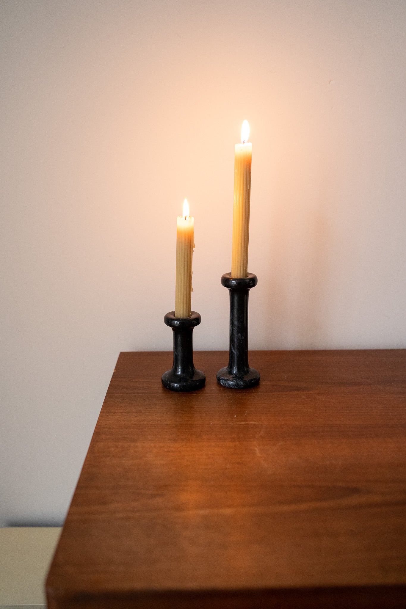 Set van 2 vintage marmeren kandelaars