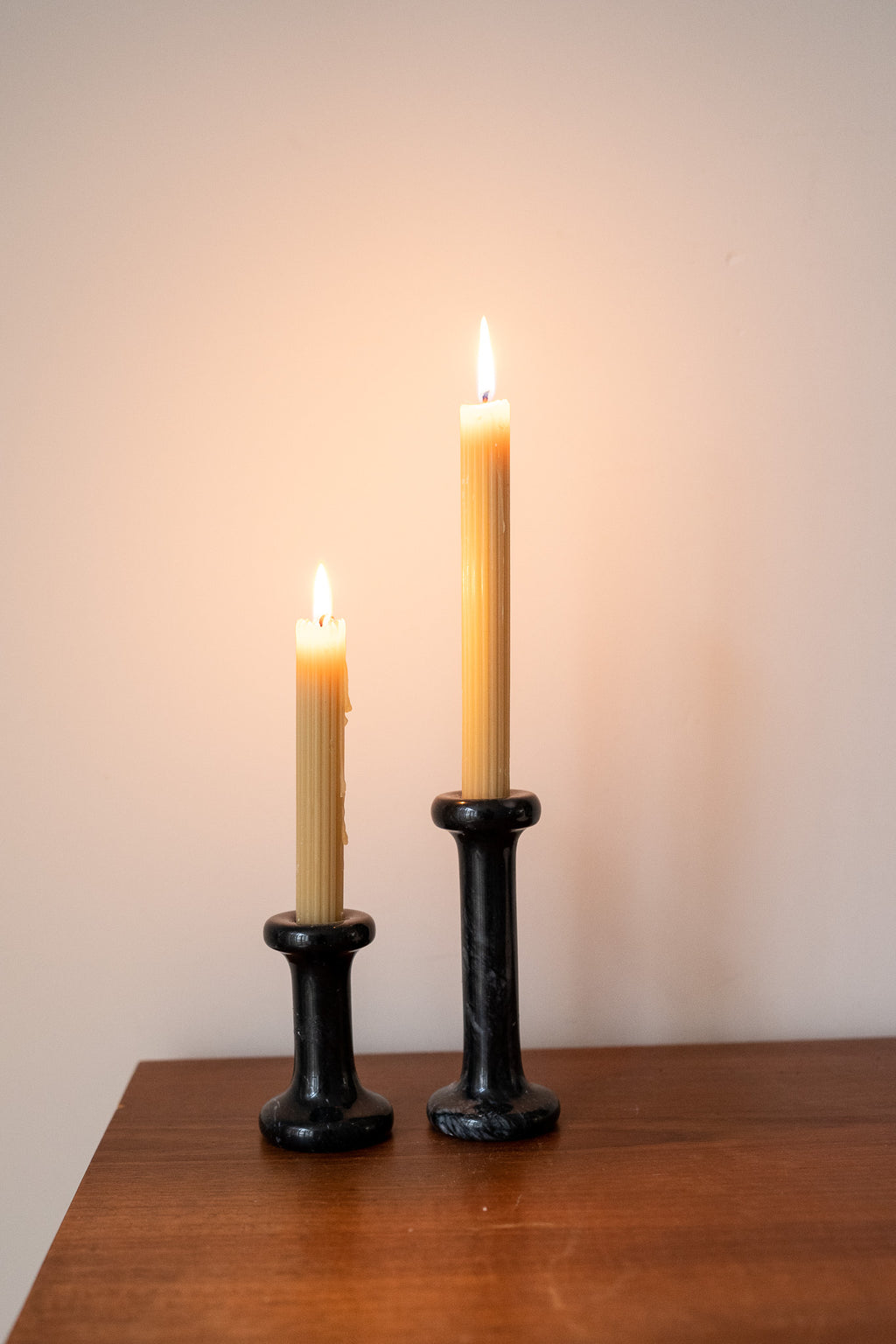 Set van 2 vintage marmeren kandelaars