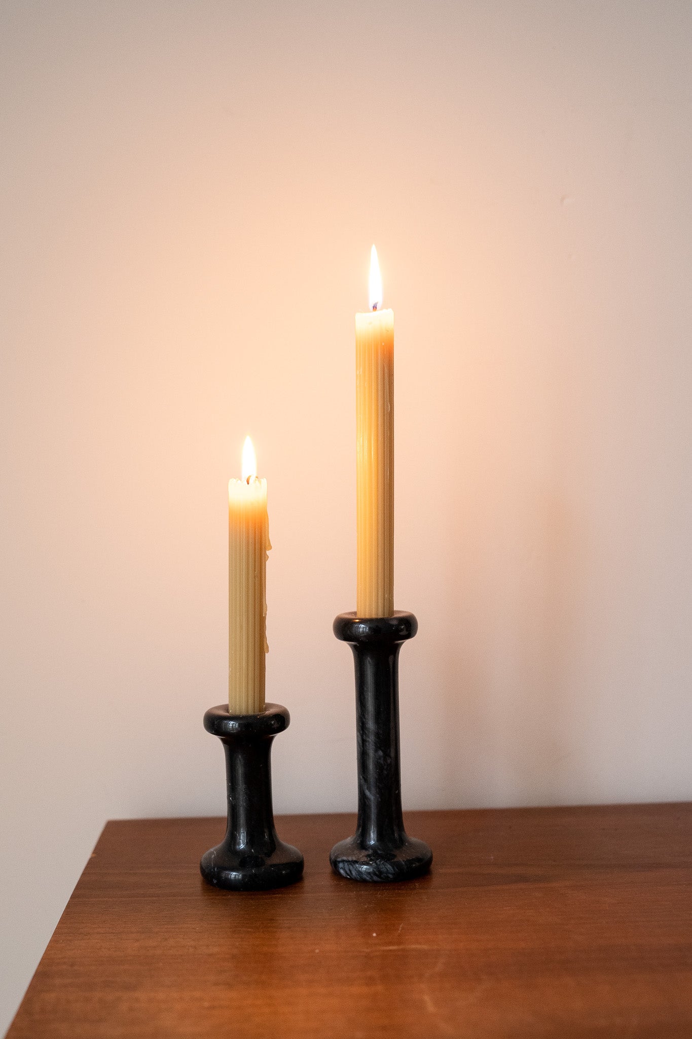 Set van 2 vintage marmeren kandelaars