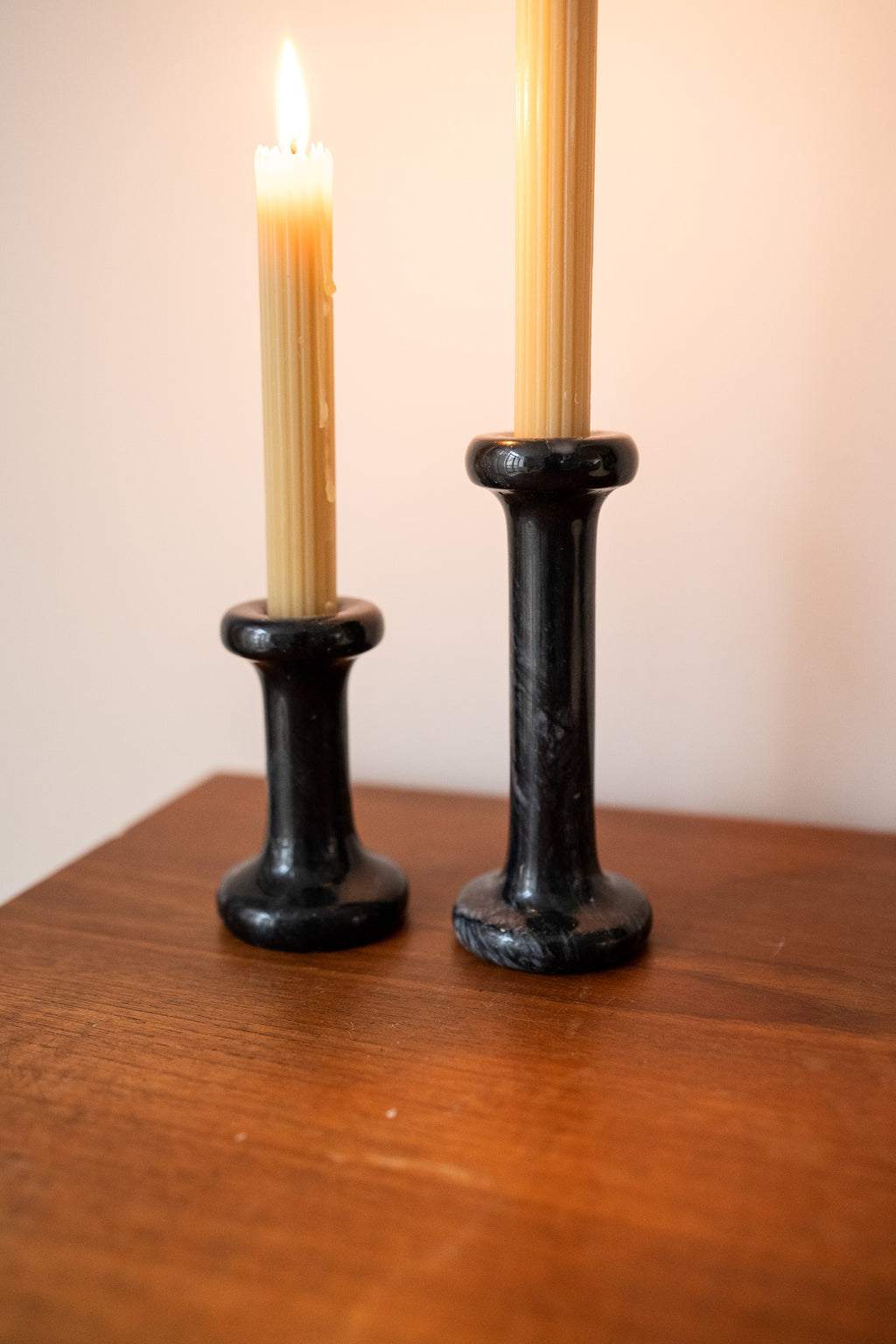 Set van 2 vintage marmeren kandelaars