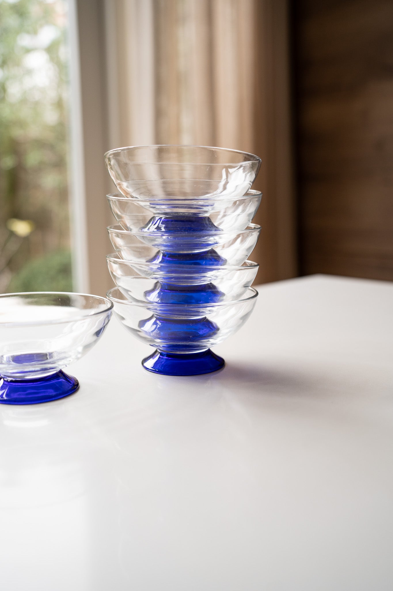 Glazen schaal met blauwe voet