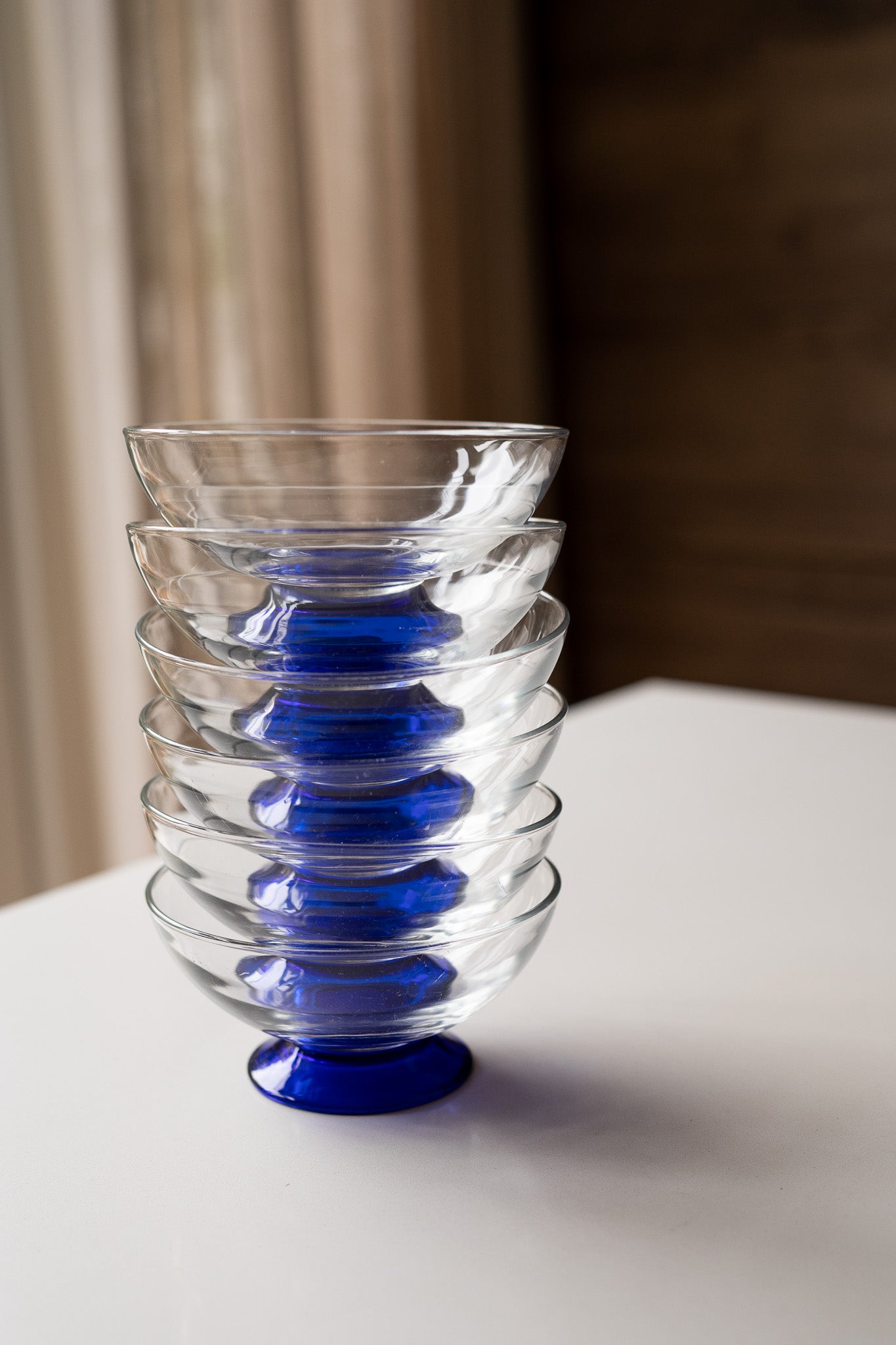 Glazen schaal met blauwe voet