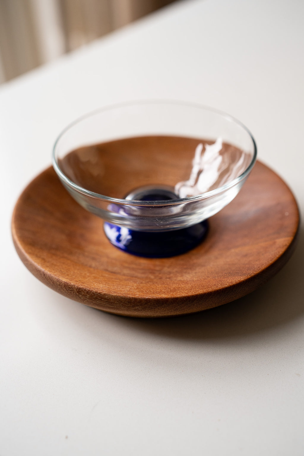 Glazen schaal met blauwe voet