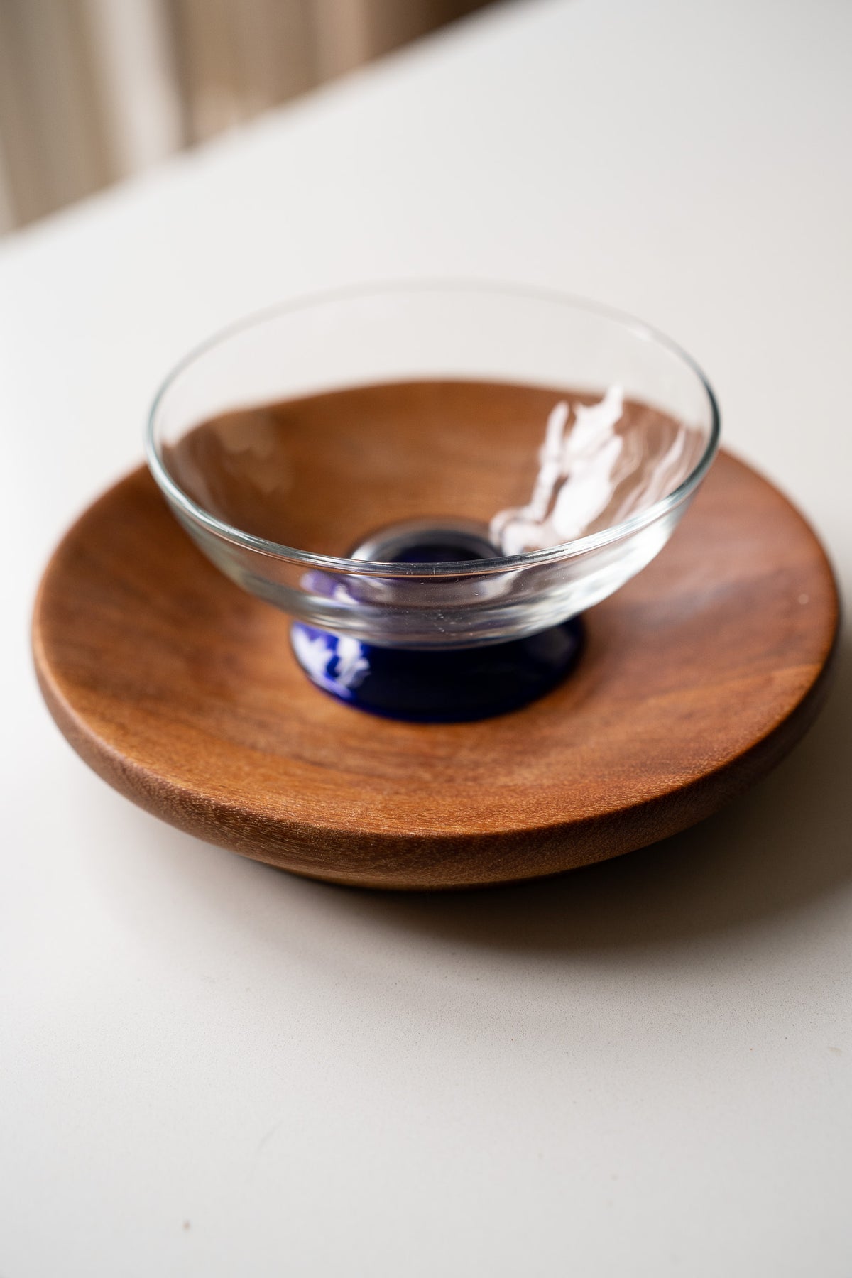 Glazen schaal op blauwe voet