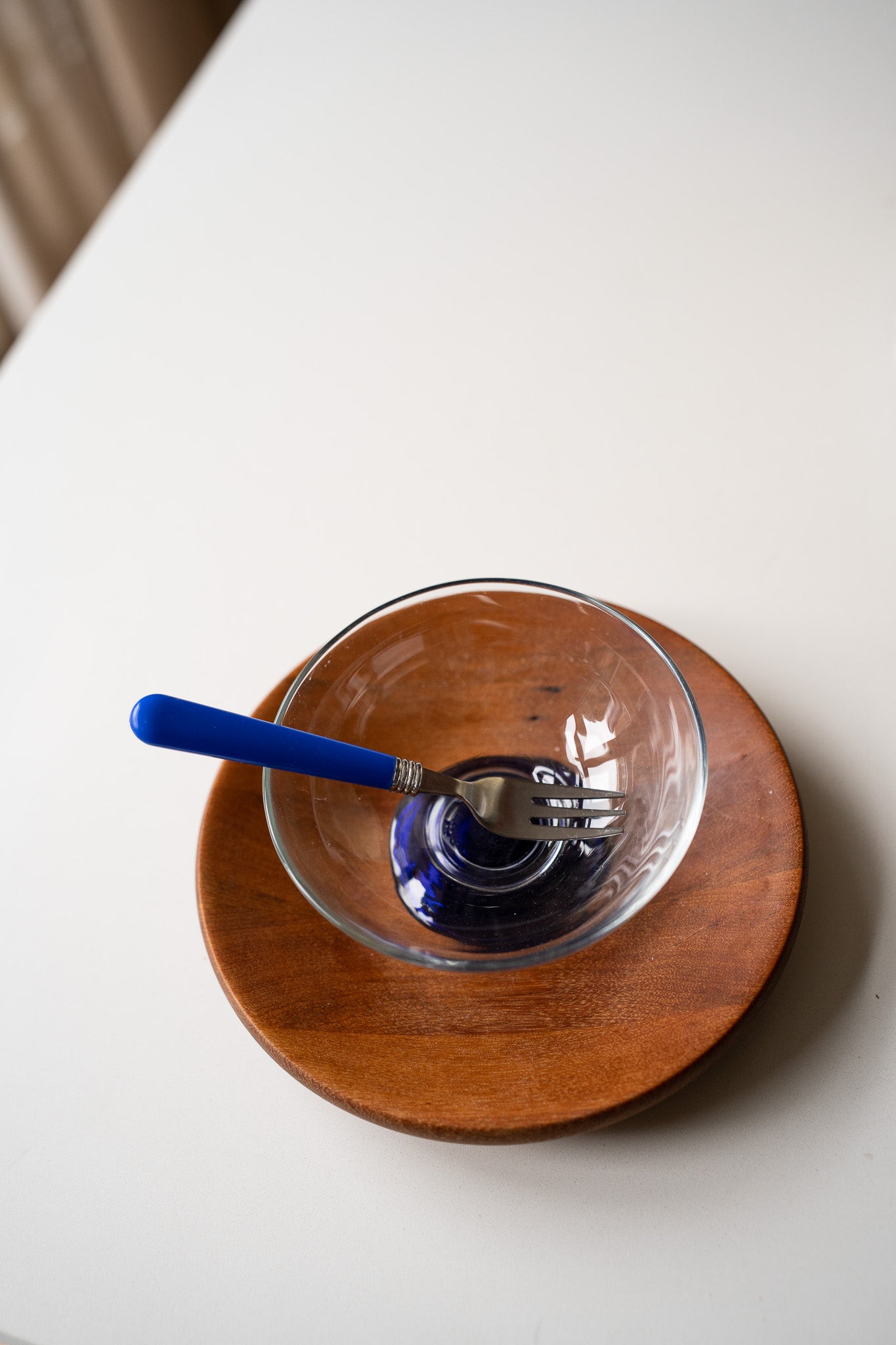 Glazen schaal met blauwe voet