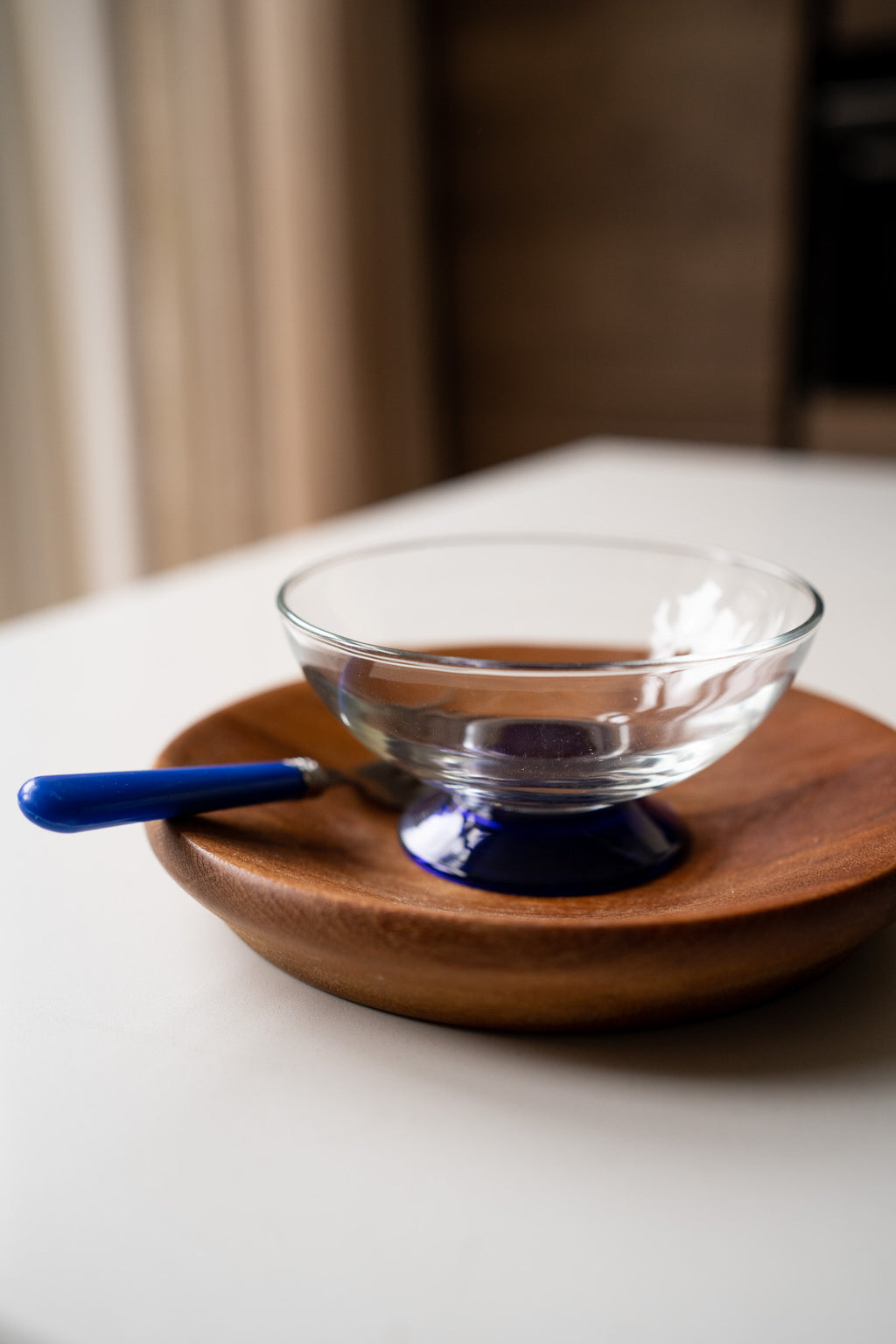 Glazen schaal met blauwe voet