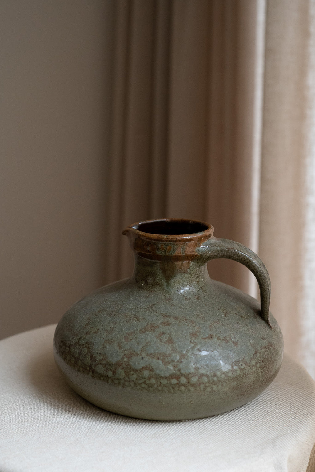 Vintage  kruik met groenbruin glazuur
