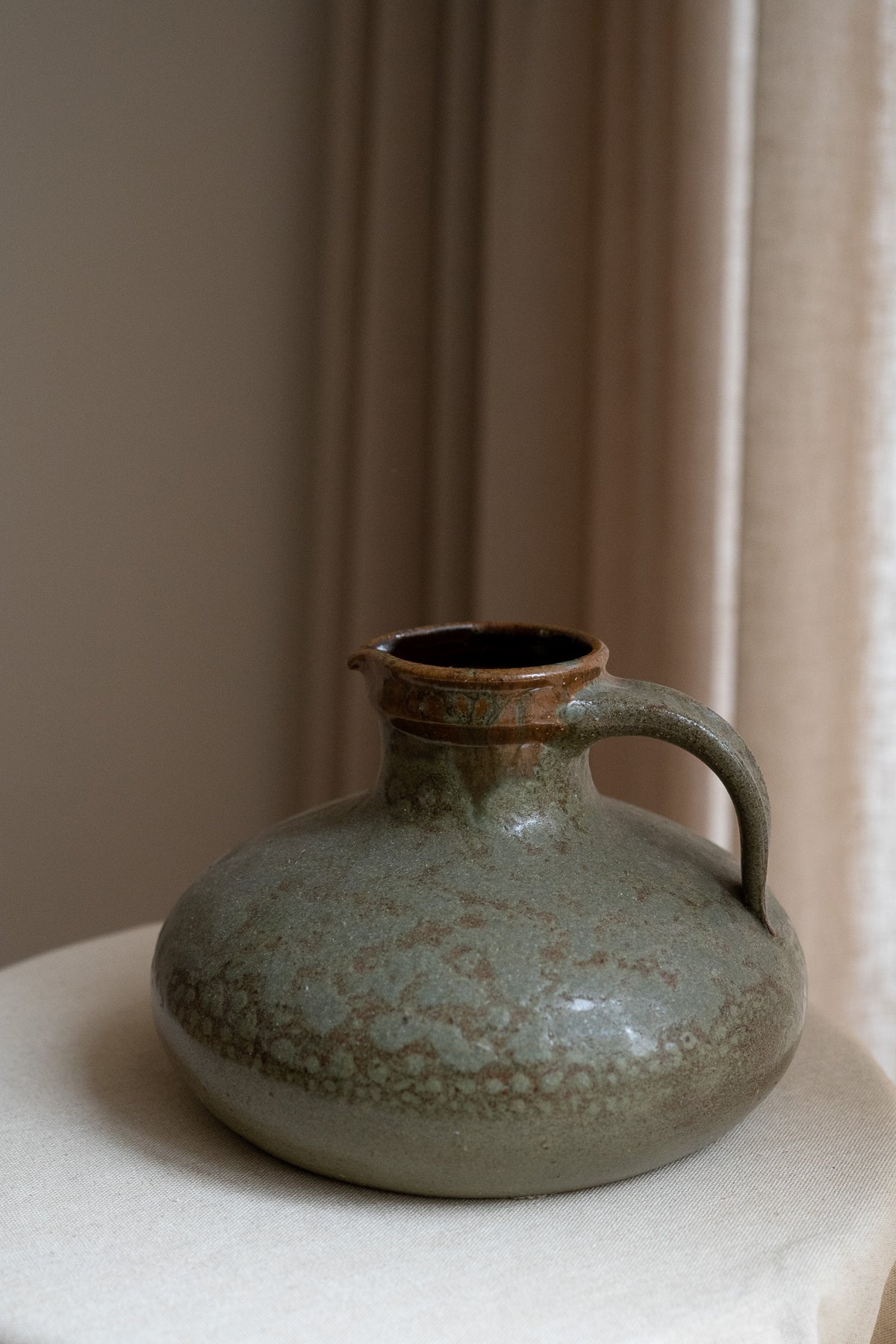 Vintage  kruik met groenbruin glazuur