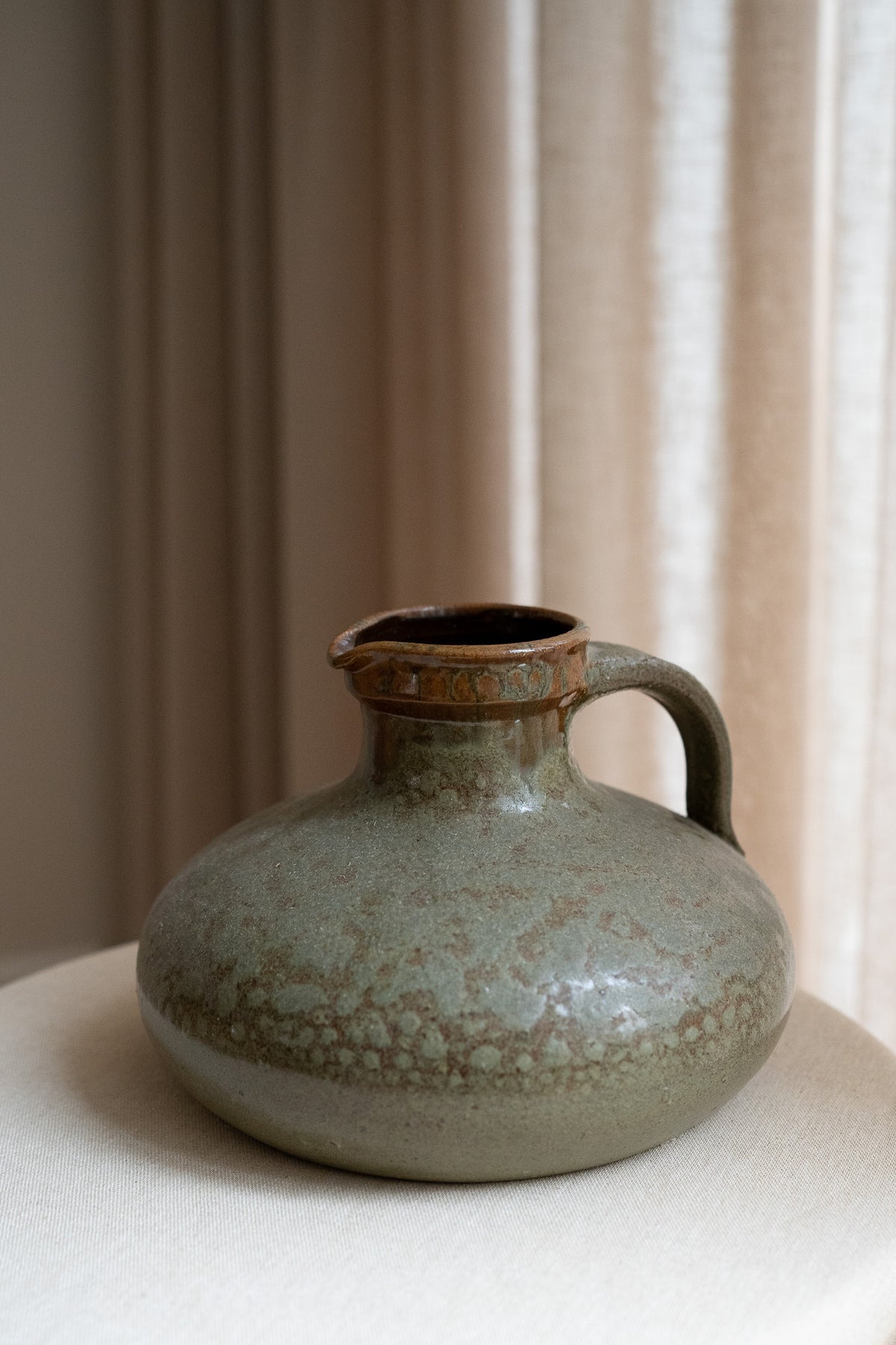 Vintage  kruik met groenbruin glazuur