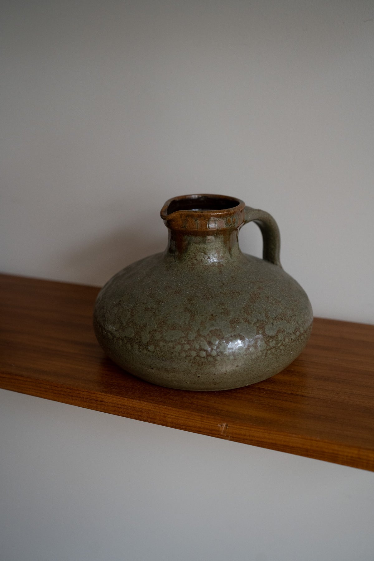 Vintage  kruik met groenbruin glazuur