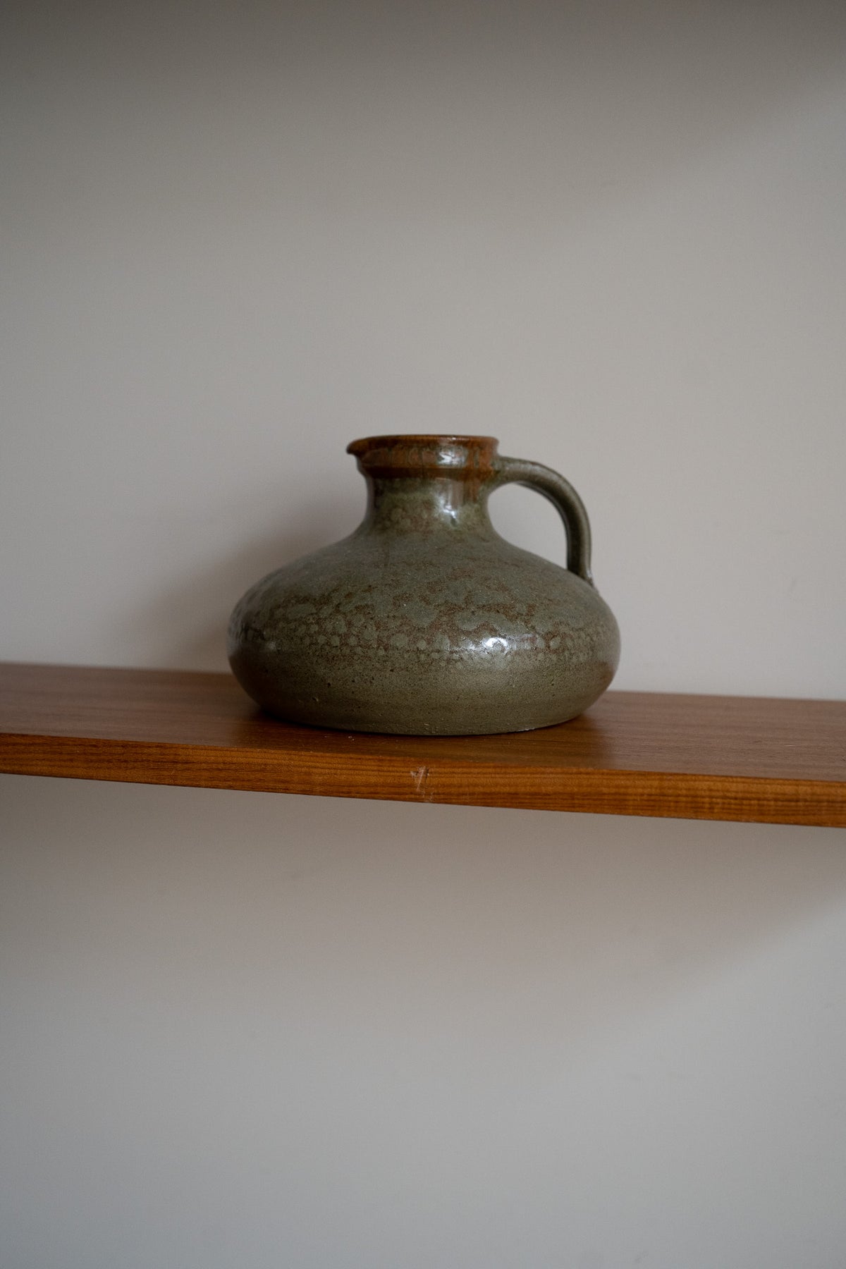 Vintage  kruik met groenbruin glazuur