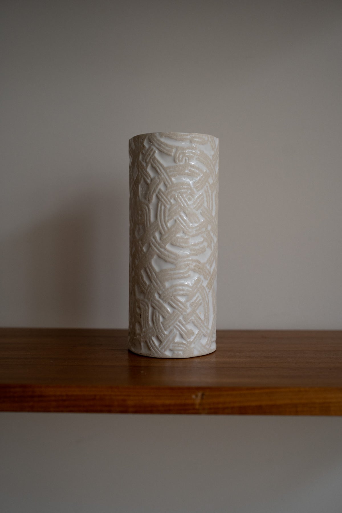 Vintage keramische vaas met reliëf in crème en beige