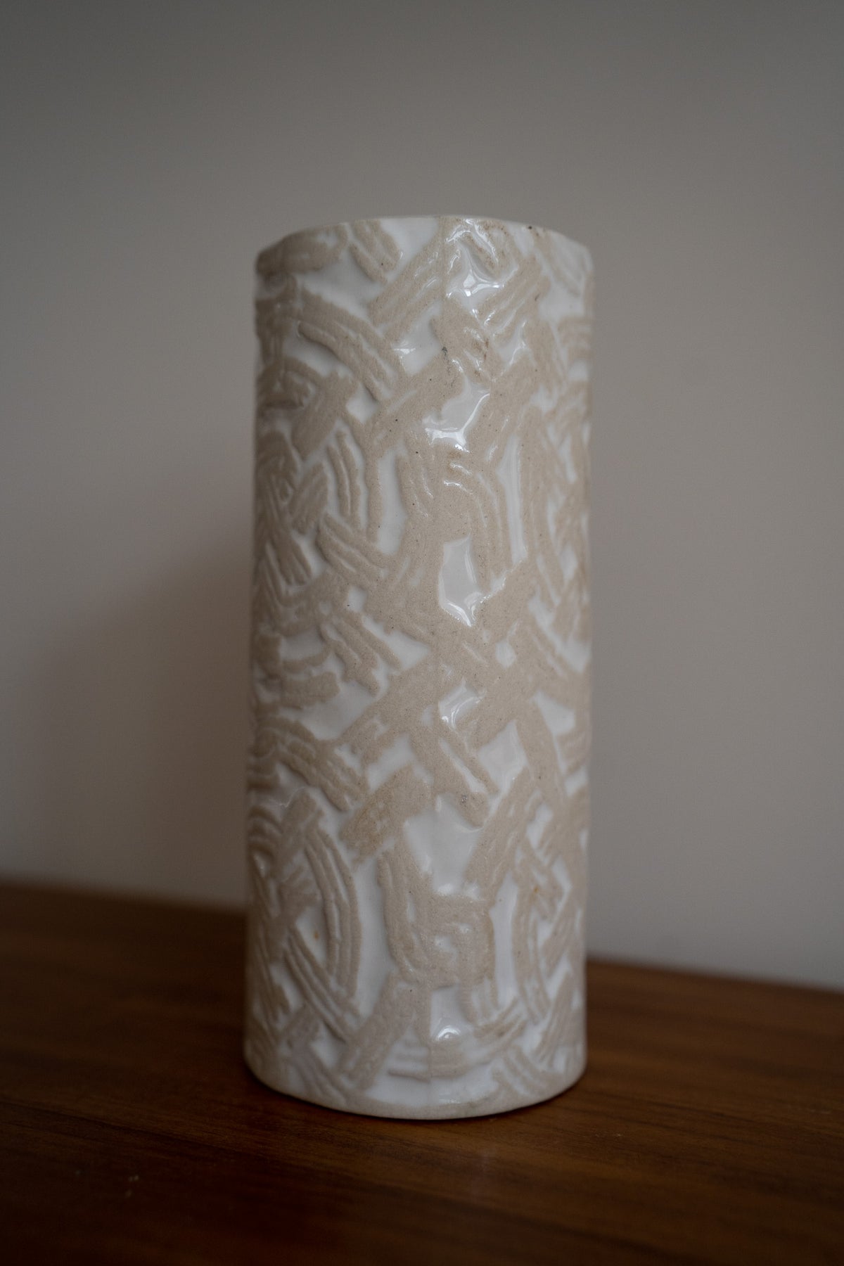 Vintage keramische vaas met reliëf in crème en beige