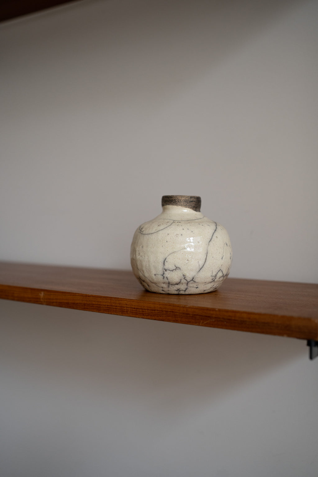 Vintage organische keramieken vaas – crème & zwart