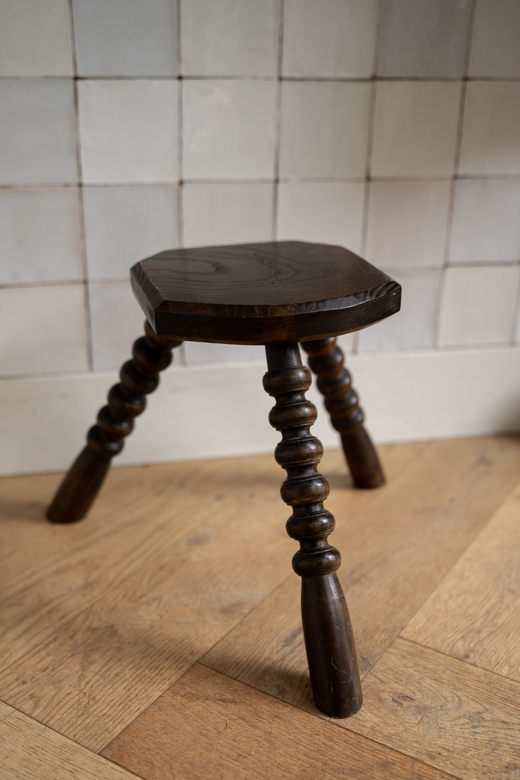 Houten driepoot krukje