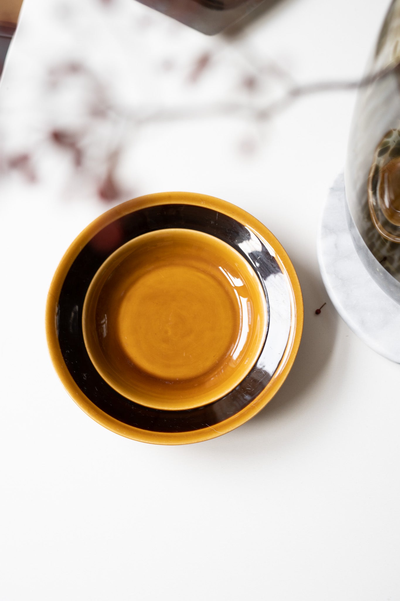 4 okergele diepe borden