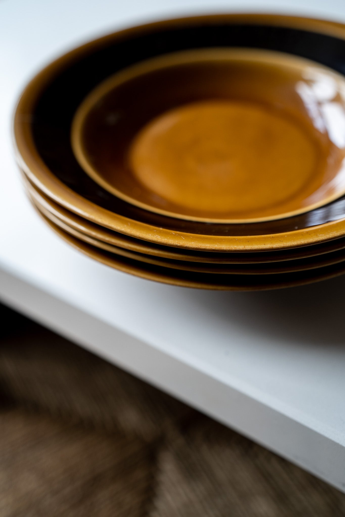 4 okergele diepe borden