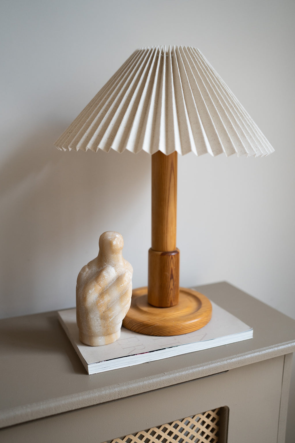 Houten lamp met plisse kap