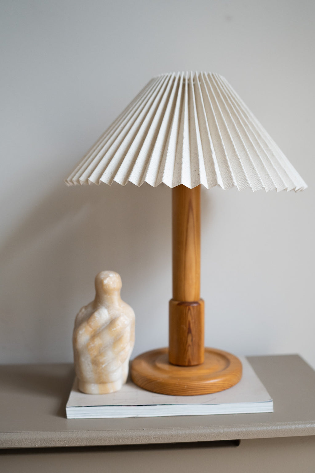 Houten lamp met plisse kap