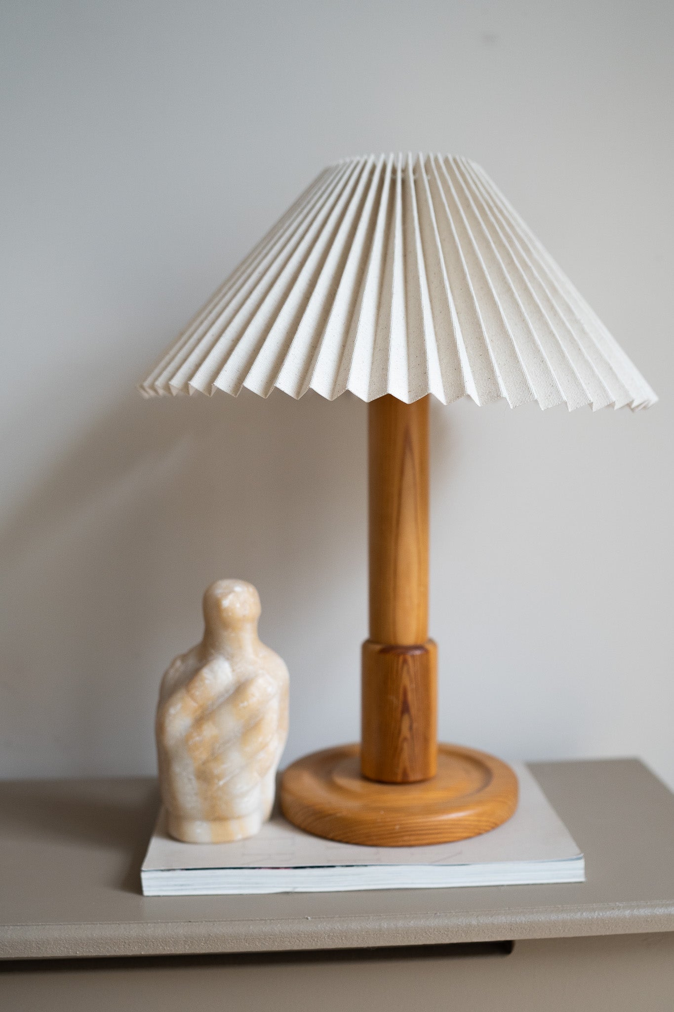 Houten lamp met plisse kap