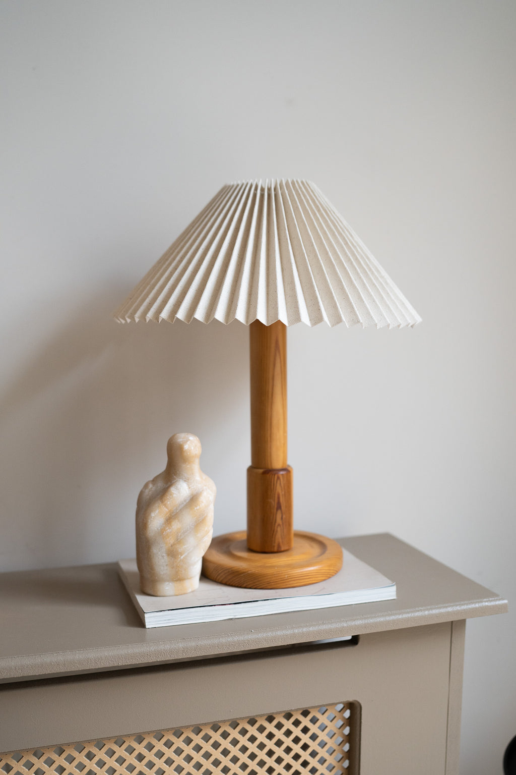 Houten lamp met plisse kap