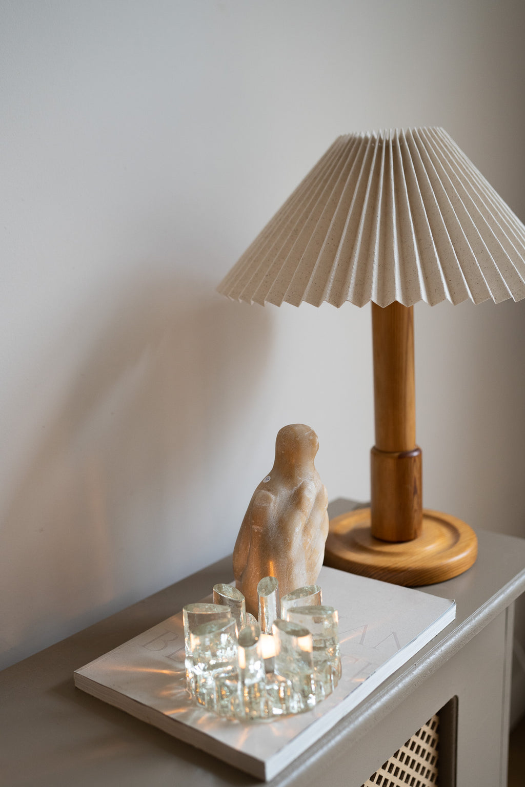 Houten lamp met plisse kap