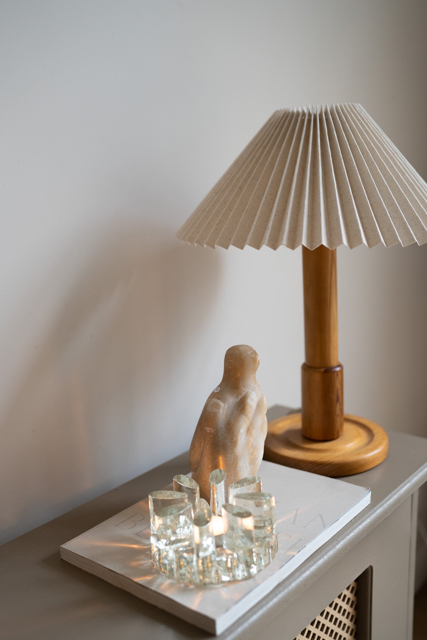 Houten lamp met plisse kap