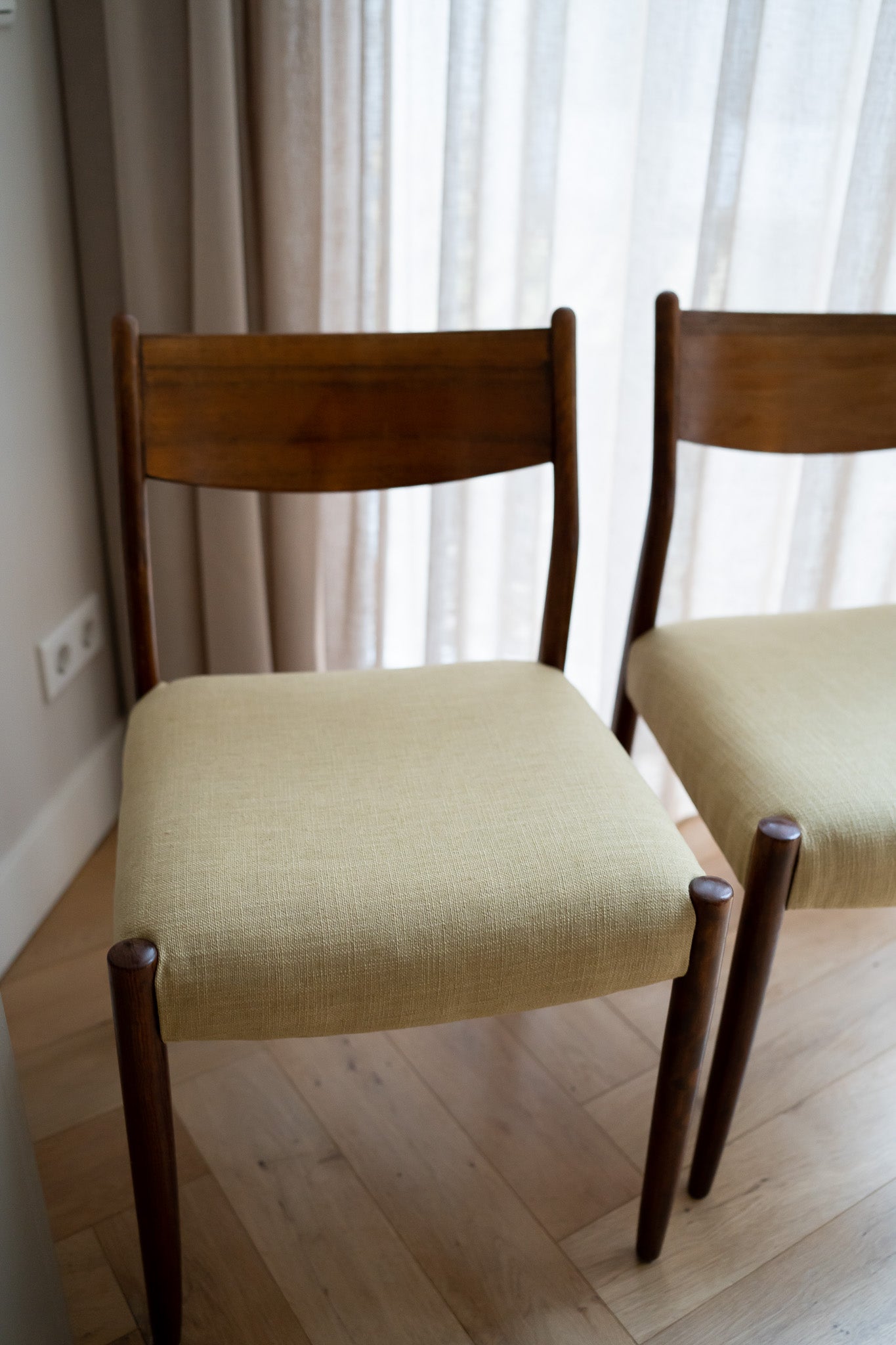 Een set van 2 vintage eetkamerstoelen