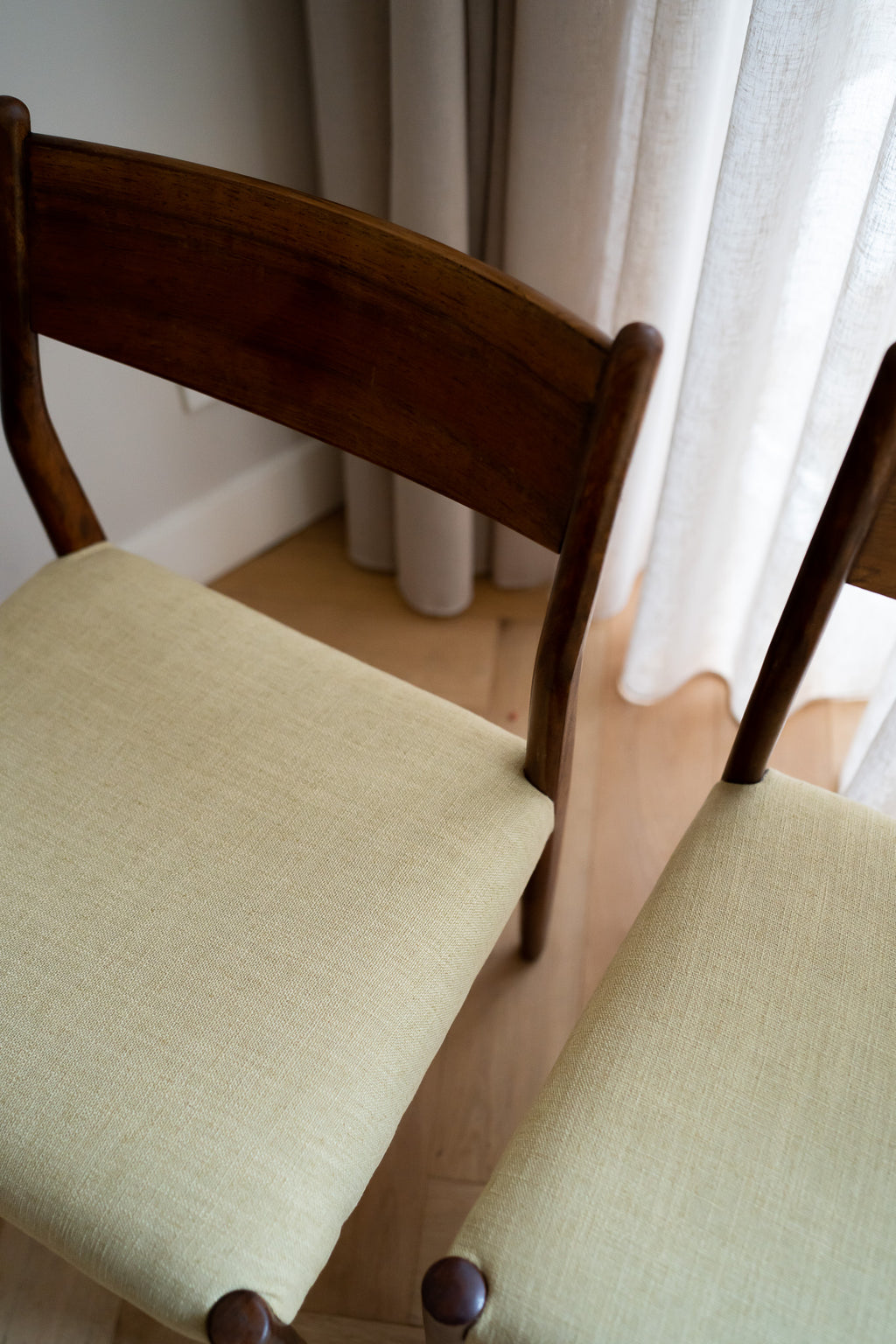 Een set van 2 vintage eetkamerstoelen