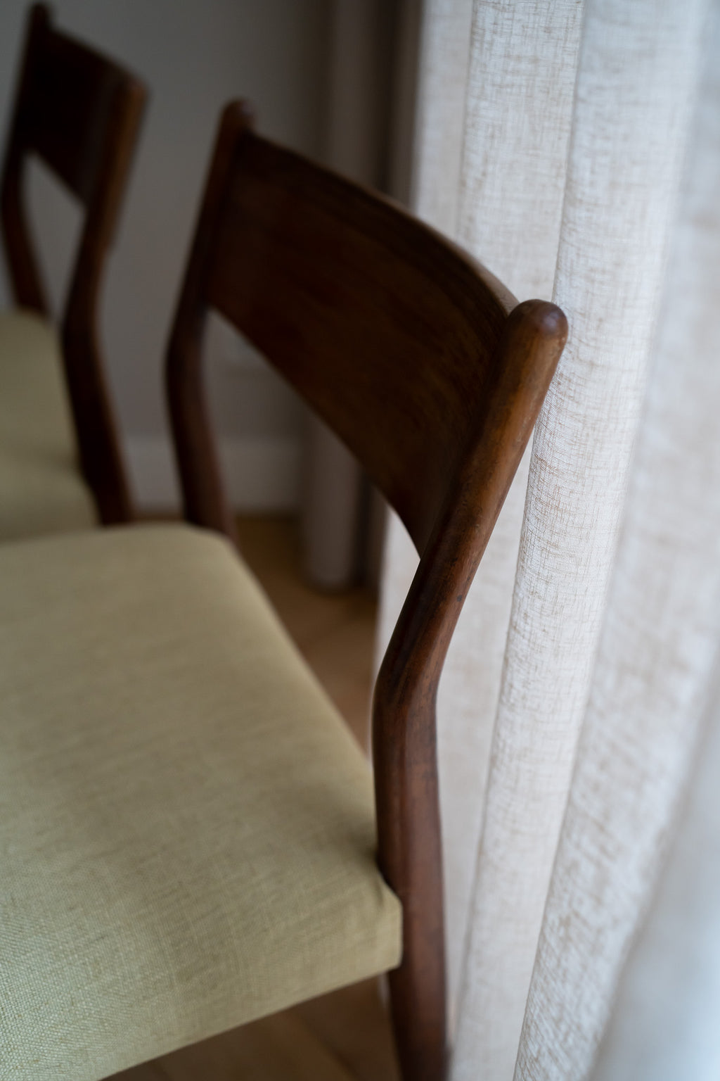 Een set van 2 vintage eetkamerstoelen