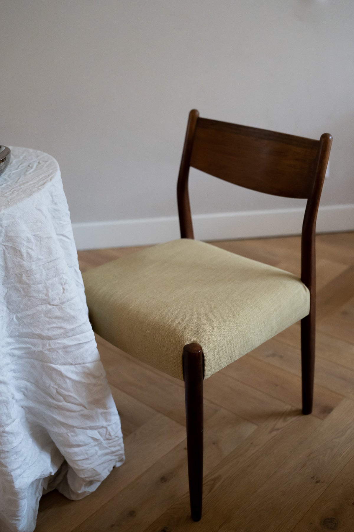 Een set van 2 vintage eetkamerstoelen