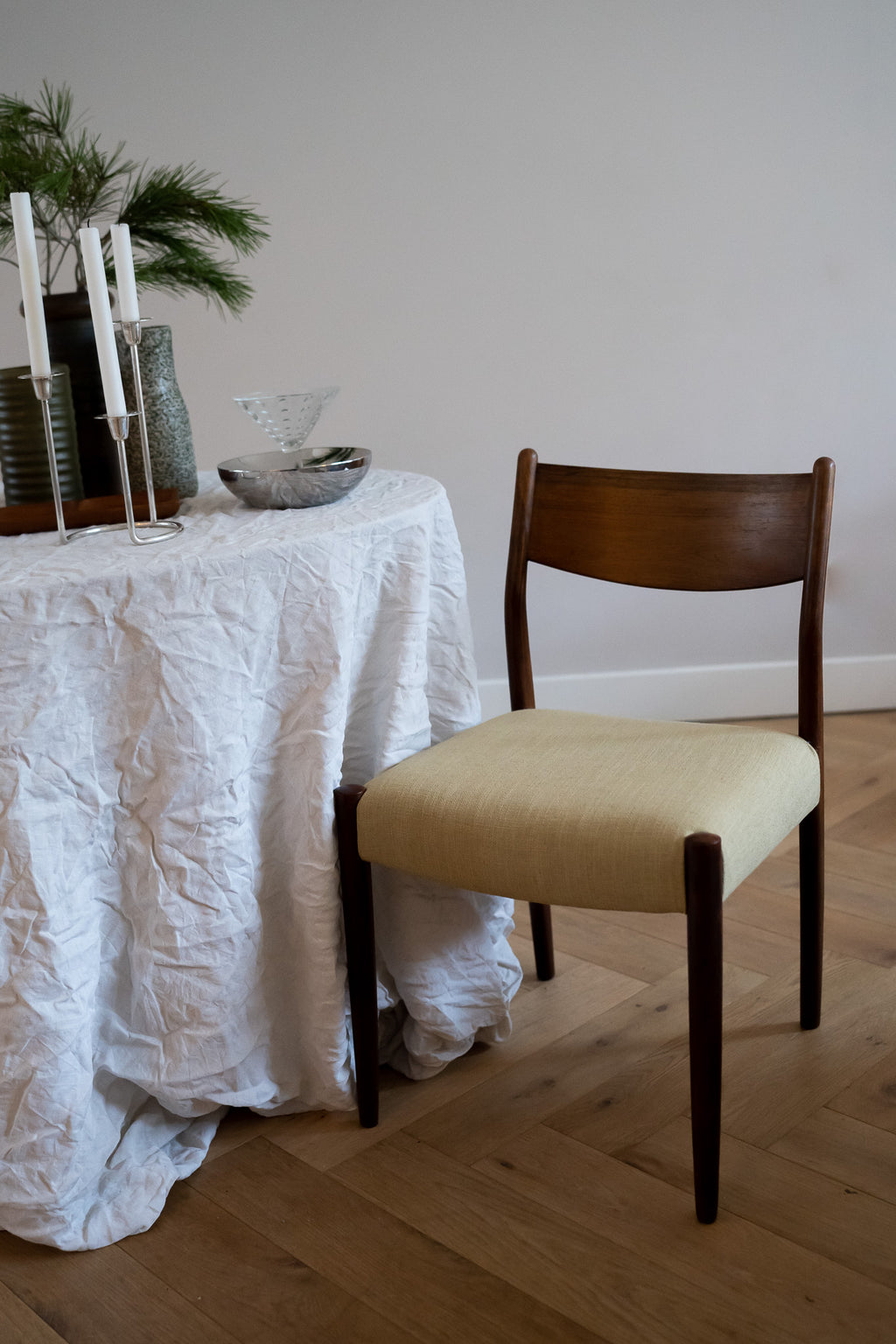 Een set van 2 vintage eetkamerstoelen