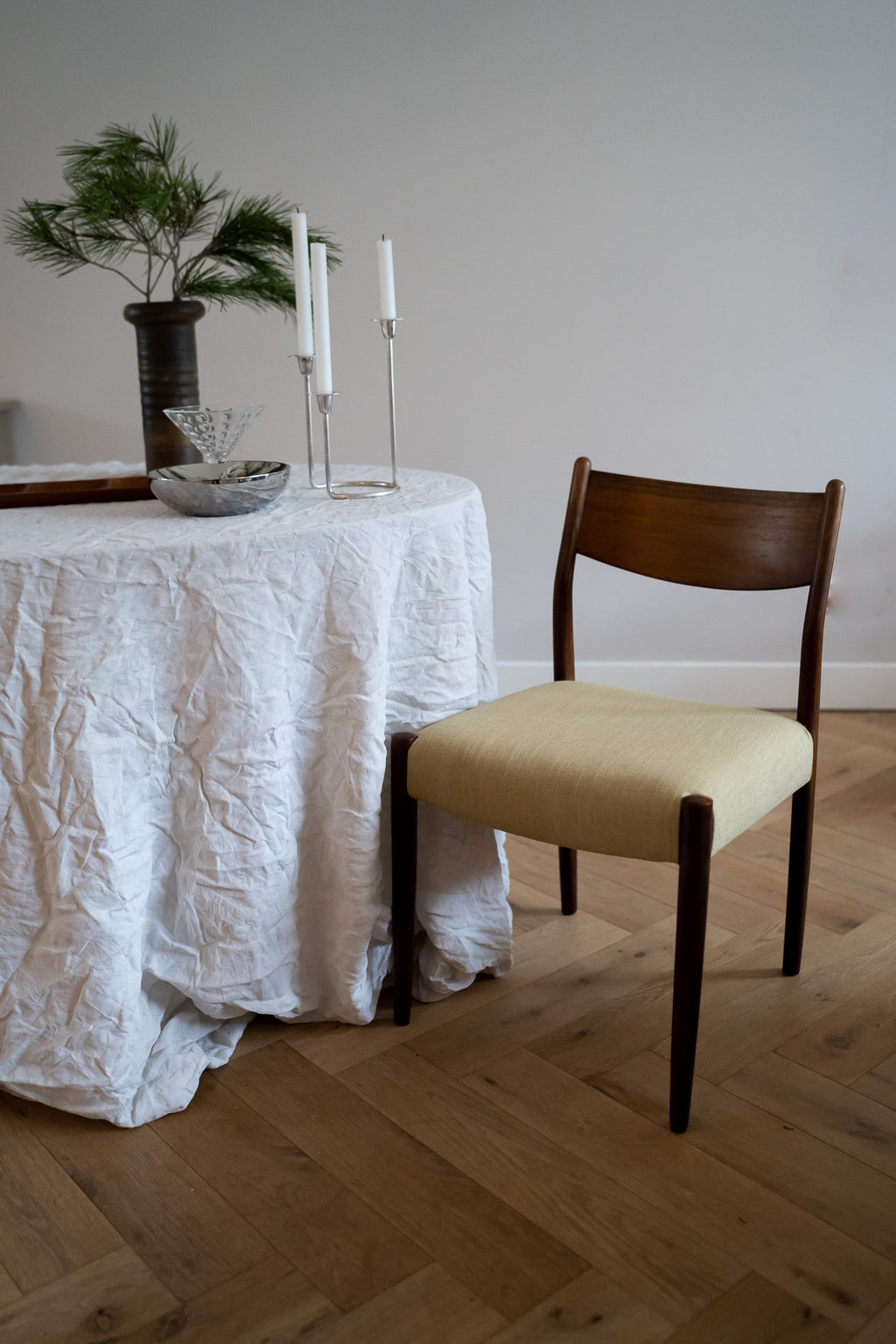 Een set van 2 vintage eetkamerstoelen