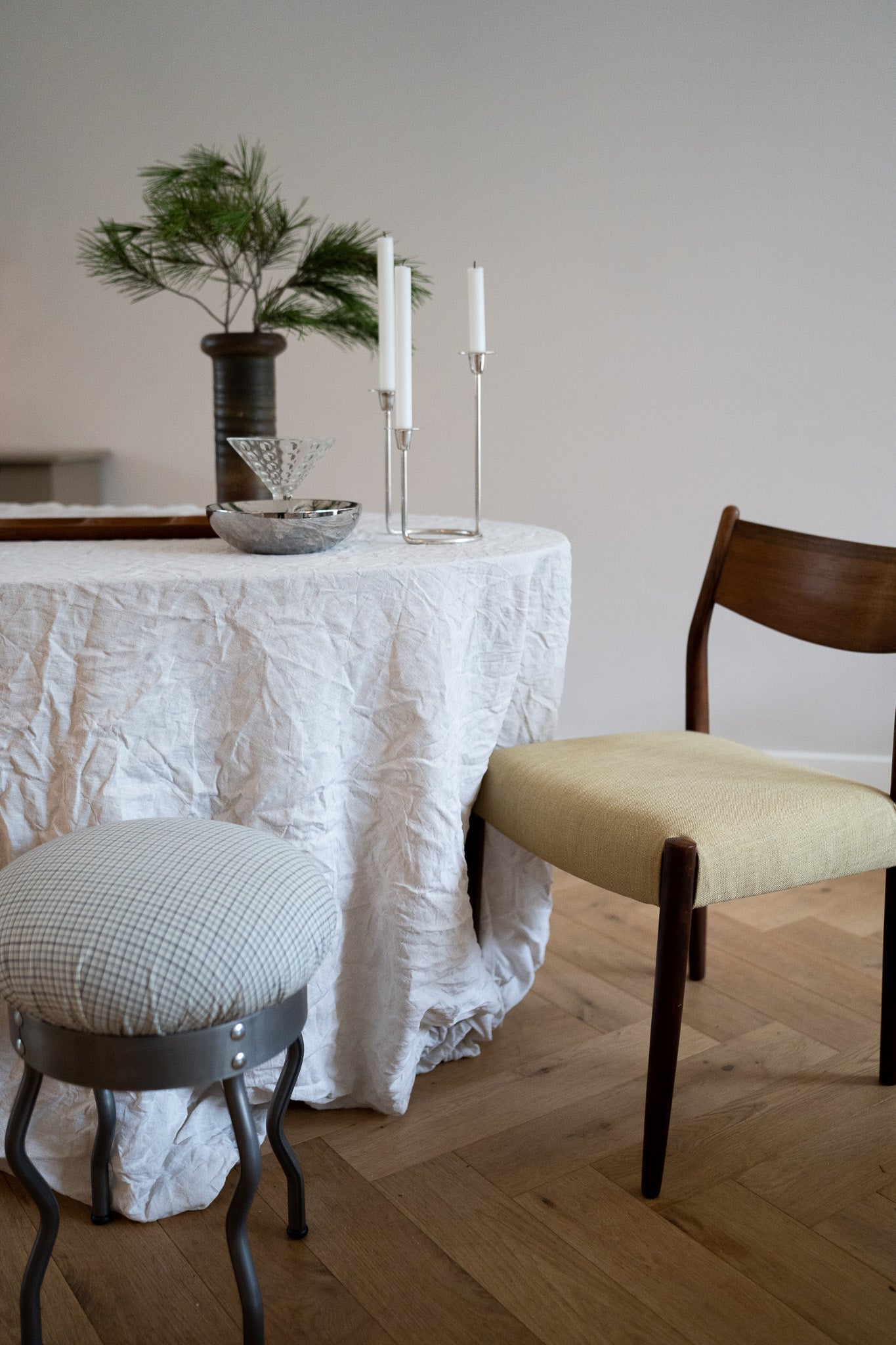 Een set van 2 vintage eetkamerstoelen