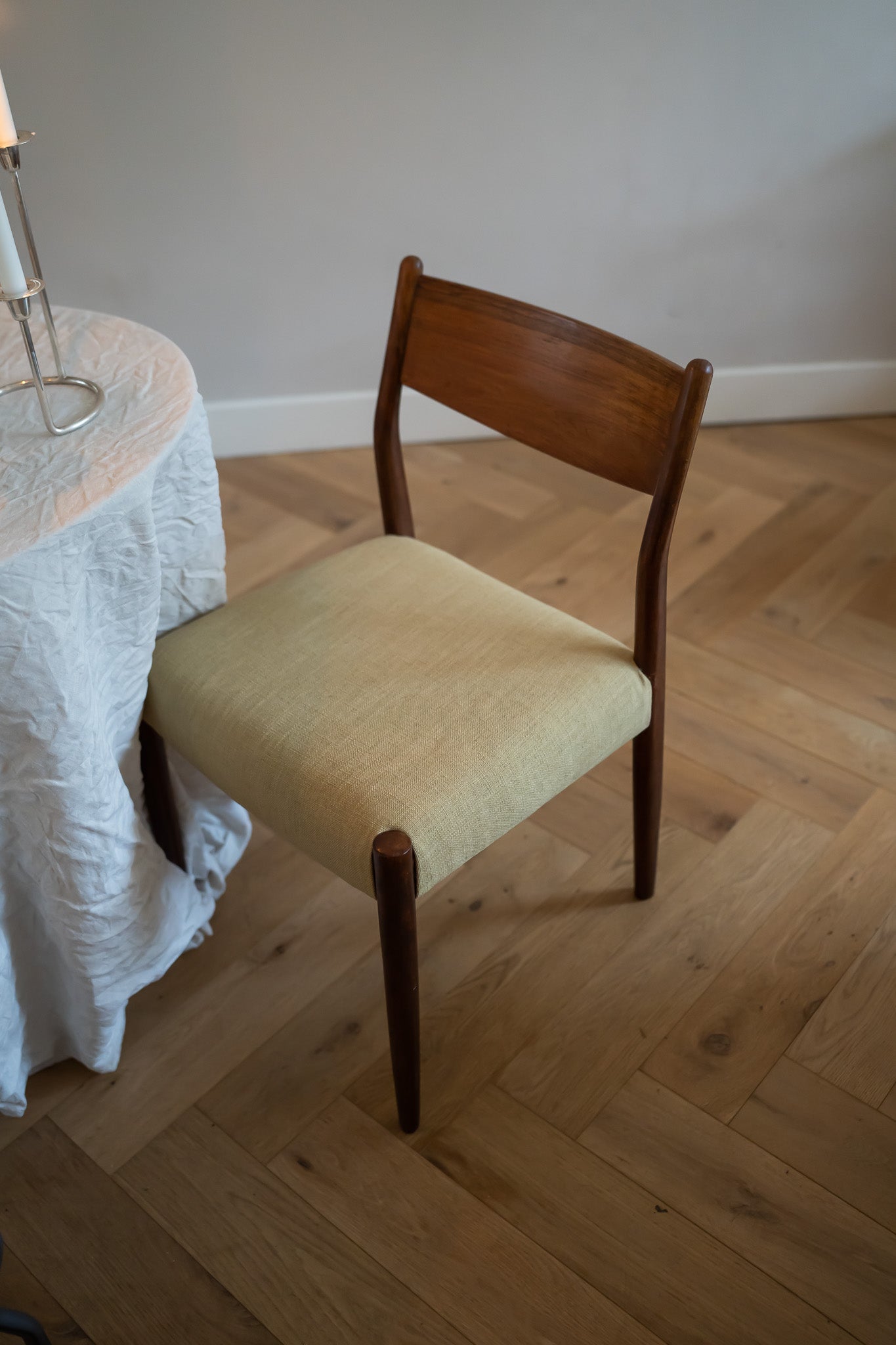 Een set van 2 vintage eetkamerstoelen